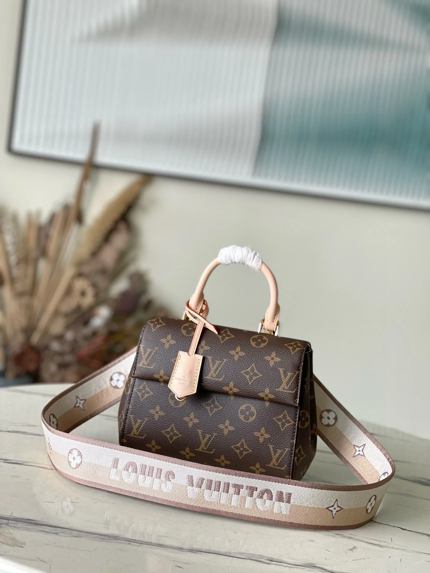 💰860 Top Original M46055 handbag’s pure structure and silhouette will never go out of style, and the strap adopts the bright colors that are popular nowadays. The Louis Vuitton logo declares the brand's identity, and the Cluny handbag is very practical and is an ideal business bag. The top handle can meet the different requirements of hand carry and elbow carry, and the removable shoulder strap can also meet the requirements of shoulder carrying. Magnetic clasp ensures safe storage of personal finances. 20x 16x 7.5cm