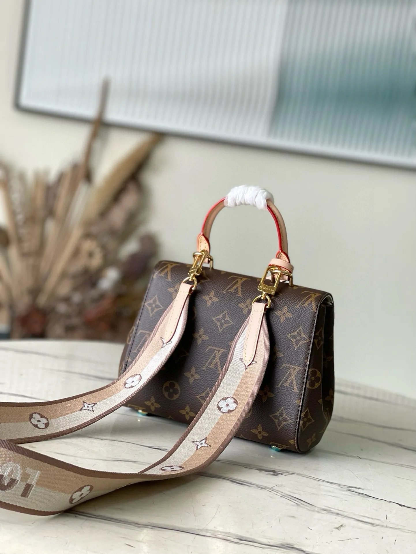 💰860 Top Original M46055 handbag’s pure structure and silhouette will never go out of style, and the strap adopts the bright colors that are popular nowadays. The Louis Vuitton logo declares the brand's identity, and the Cluny handbag is very practical and is an ideal business bag. The top handle can meet the different requirements of hand carry and elbow carry, and the removable shoulder strap can also meet the requirements of shoulder carrying. Magnetic clasp ensures safe storage of personal finances. 20x 16x 7.5cm