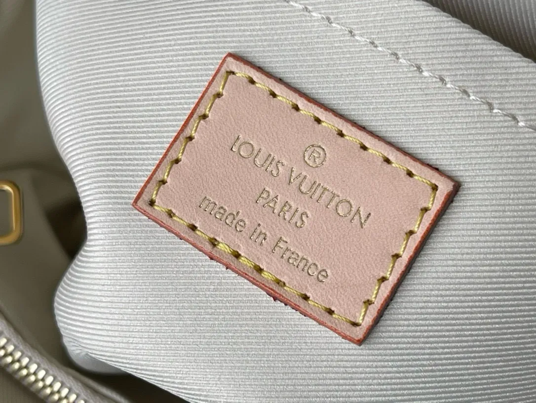 💰860 Top Original M46055 handbag’s pure structure and silhouette will never go out of style, and the strap adopts the bright colors that are popular nowadays. The Louis Vuitton logo declares the brand's identity, and the Cluny handbag is very practical and is an ideal business bag. The top handle can meet the different requirements of hand carry and elbow carry, and the removable shoulder strap can also meet the requirements of shoulder carrying. Magnetic clasp ensures safe storage of personal finances. 20x 16x 7.5cm