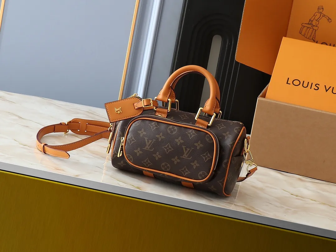 💰260💰Upgraded from the original M12627 presbyopia, 14028 presbyopia 13988 black leather, this Keepall Bandoulière 25 handbag is made of grain leather with suede details and distressed metal parts. The Monogram canvas outer bag is opened with a cord zipper puller, making it easy to access and place your belongings. Removable and adjustable leather shoulder strap provides comfortable shoulder carrying experience. Length, height and width: 25x15x11cm