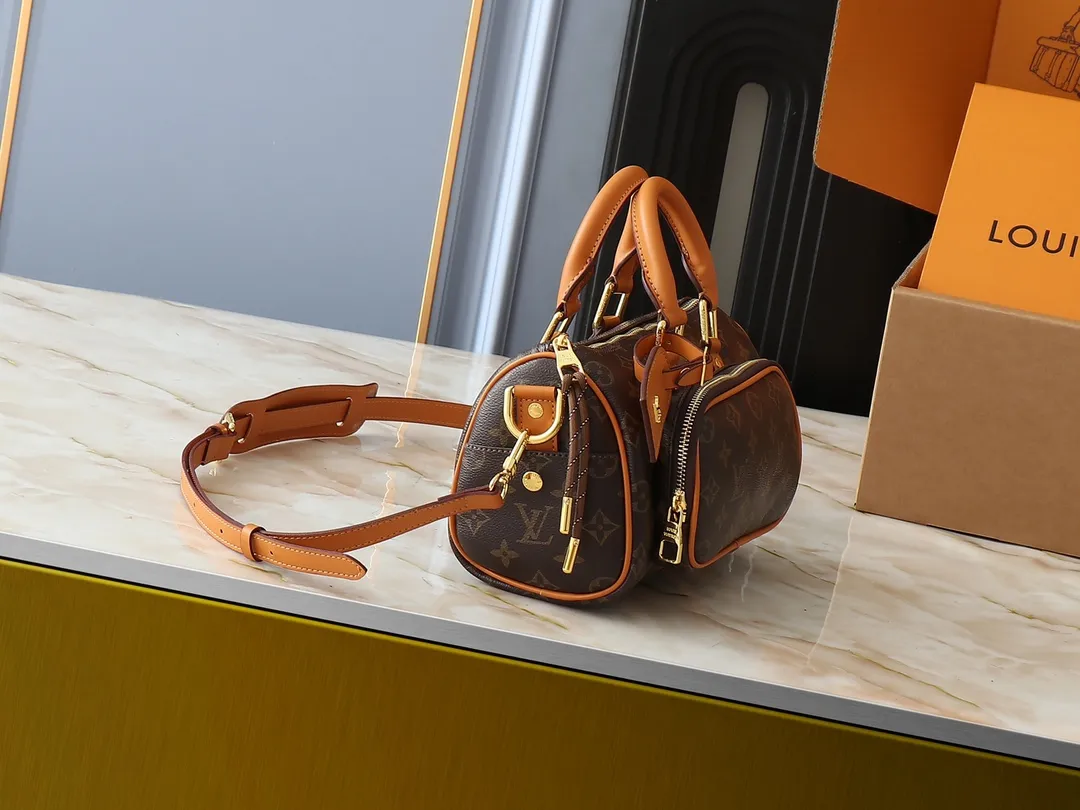 💰260💰Upgraded from the original M12627 presbyopia, 14028 presbyopia 13988 black leather, this Keepall Bandoulière 25 handbag is made of grain leather with suede details and distressed metal parts. The Monogram canvas outer bag is opened with a cord zipper puller, making it easy to access and place your belongings. Removable and adjustable leather shoulder strap provides comfortable shoulder carrying experience. Length, height and width: 25x15x11cm