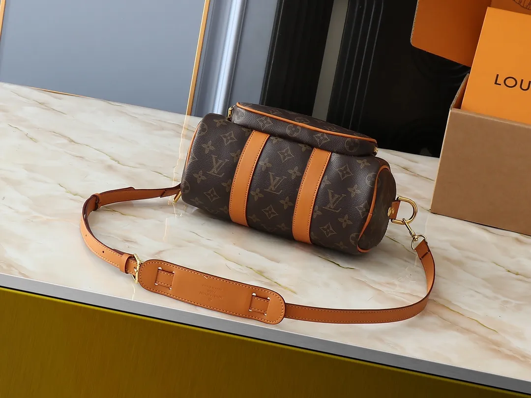 💰260💰Upgraded from the original M12627 presbyopia, 14028 presbyopia 13988 black leather, this Keepall Bandoulière 25 handbag is made of grain leather with suede details and distressed metal parts. The Monogram canvas outer bag is opened with a cord zipper puller, making it easy to access and place your belongings. Removable and adjustable leather shoulder strap provides comfortable shoulder carrying experience. Length, height and width: 25x15x11cm