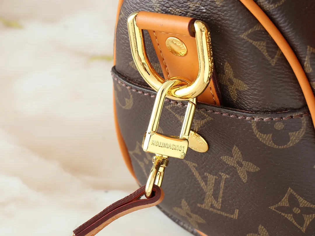 💰260💰Upgraded from the original M12627 presbyopia, 14028 presbyopia 13988 black leather, this Keepall Bandoulière 25 handbag is made of grain leather with suede details and distressed metal parts. The Monogram canvas outer bag is opened with a cord zipper puller, making it easy to access and place your belongings. Removable and adjustable leather shoulder strap provides comfortable shoulder carrying experience. Length, height and width: 25x15x11cm