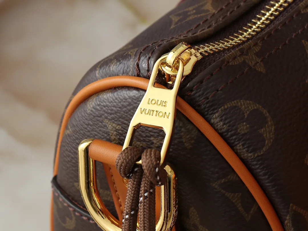 💰260💰Upgraded from the original M12627 presbyopia, 14028 presbyopia 13988 black leather, this Keepall Bandoulière 25 handbag is made of grain leather with suede details and distressed metal parts. The Monogram canvas outer bag is opened with a cord zipper puller, making it easy to access and place your belongings. Removable and adjustable leather shoulder strap provides comfortable shoulder carrying experience. Length, height and width: 25x15x11cm