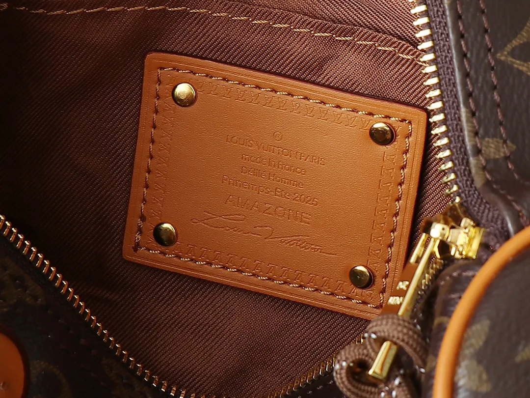💰260💰Upgraded from the original M12627 presbyopia, 14028 presbyopia 13988 black leather, this Keepall Bandoulière 25 handbag is made of grain leather with suede details and distressed metal parts. The Monogram canvas outer bag is opened with a cord zipper puller, making it easy to access and place your belongings. Removable and adjustable leather shoulder strap provides comfortable shoulder carrying experience. Length, height and width: 25x15x11cm