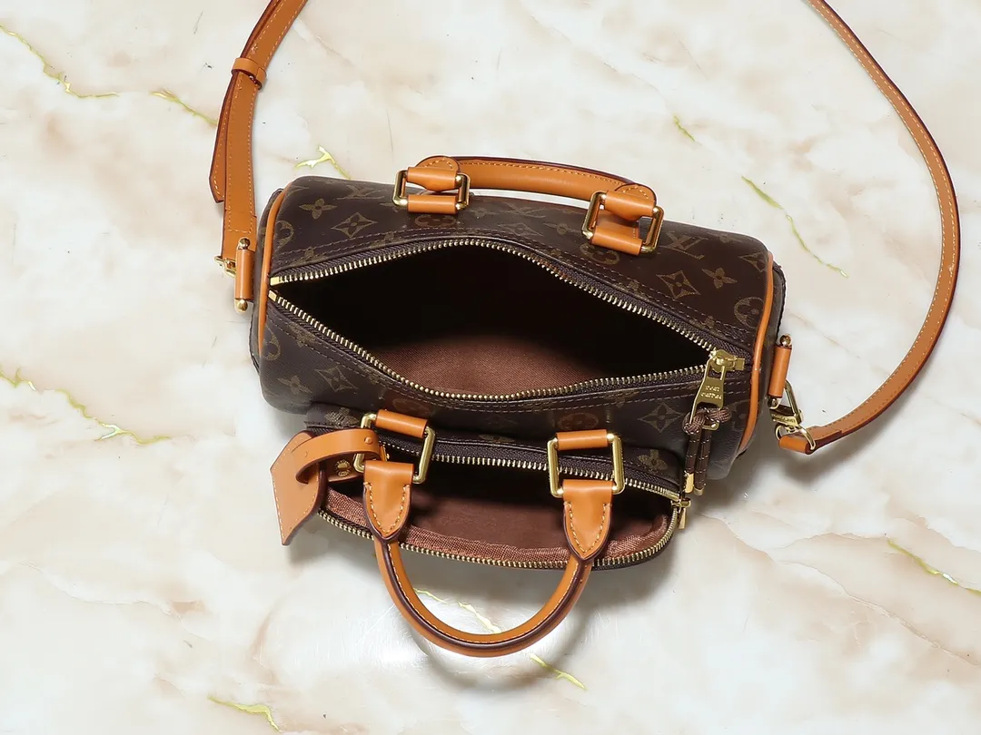 💰260💰Upgraded from the original M12627 presbyopia, 14028 presbyopia 13988 black leather, this Keepall Bandoulière 25 handbag is made of grain leather with suede details and distressed metal parts. The Monogram canvas outer bag is opened with a cord zipper puller, making it easy to access and place your belongings. Removable and adjustable leather shoulder strap provides comfortable shoulder carrying experience. Length, height and width: 25x15x11cm
