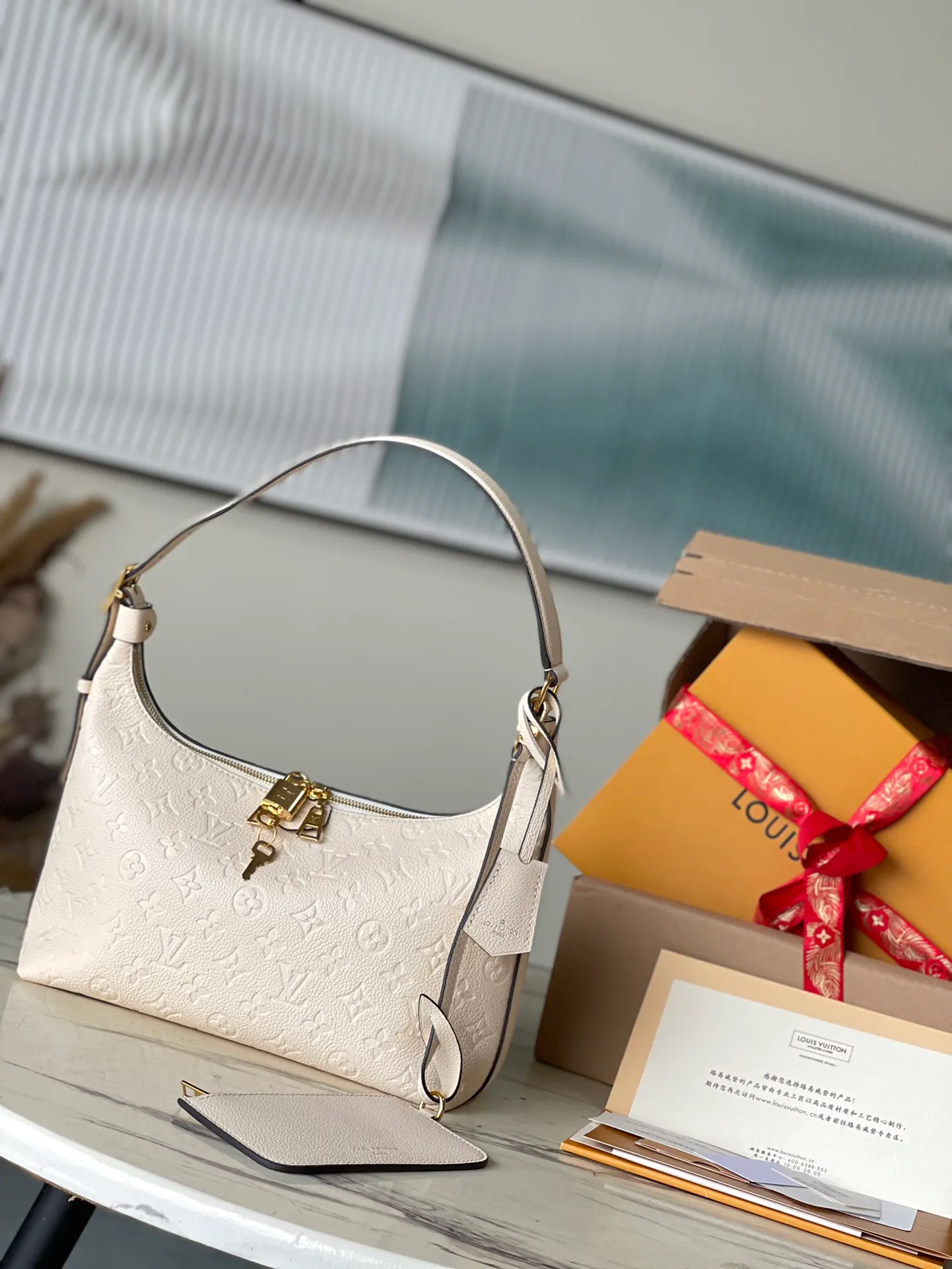 💰1180 (top layer leather) top original order M46609 white. Support counter inspection. Photos taken of duty-free goods are consistent with the product without unpacking. This product is an exclusive duty-free product in the market and is the highest-end product. Inspection is supported. This product has passed strict inspection and is flawless. Please wear gloves when touching the product. This product is not returnable or exchangeable. Please confirm the product first and then remove the label on the handle. This product is temporarily not open to the public, only regular customers, and is in short supply. Dimensions: 27 x 22 x 10.5 cm