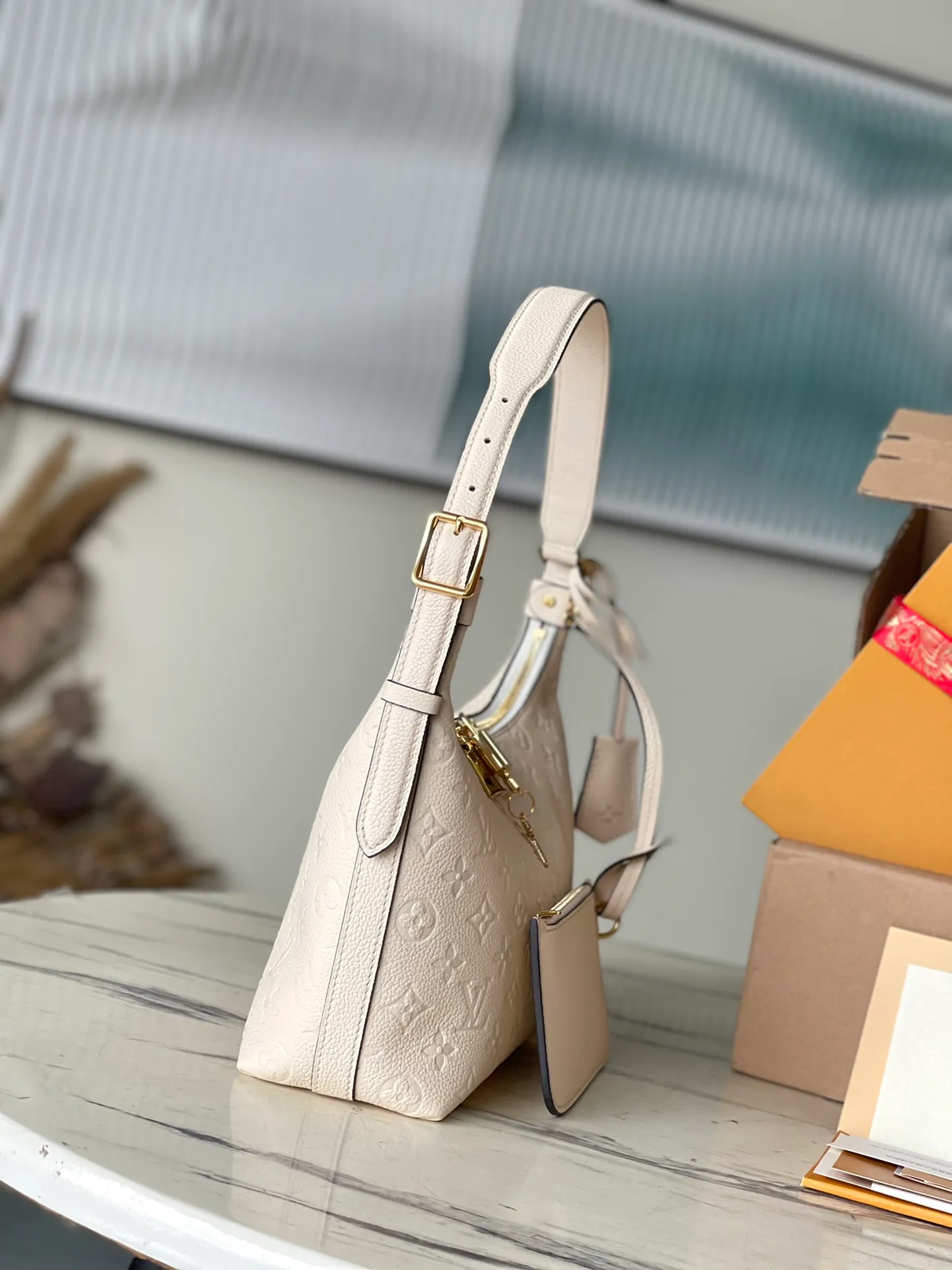 💰1180 (top layer leather) top original order M46609 white. Support counter inspection. Photos taken of duty-free goods are consistent with the product without unpacking. This product is an exclusive duty-free product in the market and is the highest-end product. Inspection is supported. This product has passed strict inspection and is flawless. Please wear gloves when touching the product. This product is not returnable or exchangeable. Please confirm the product first and then remove the label on the handle. This product is temporarily not open to the public, only regular customers, and is in short supply. Dimensions: 27 x 22 x 10.5 cm