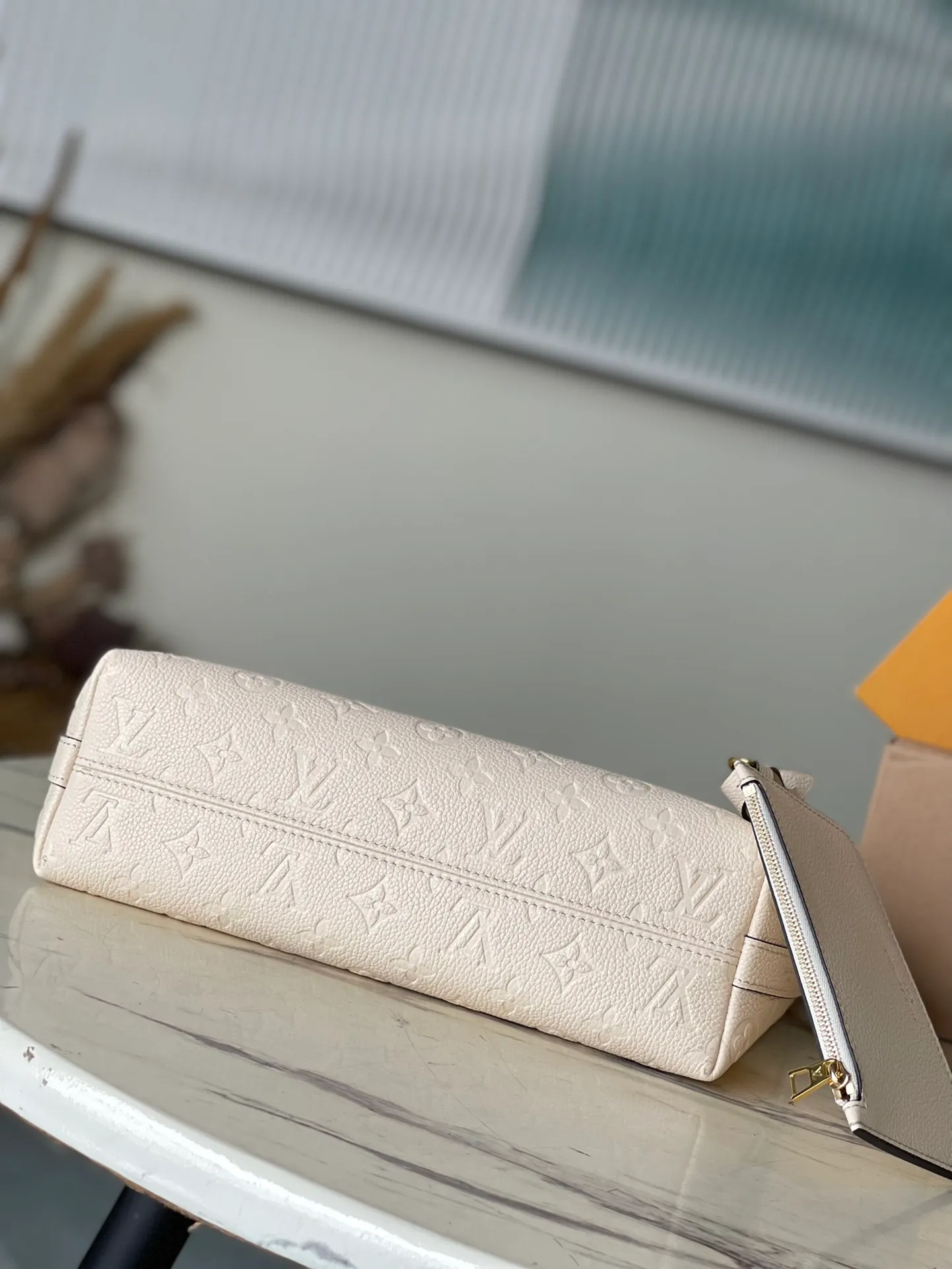 💰1180 (top layer leather) top original order M46609 white. Support counter inspection. Photos taken of duty-free goods are consistent with the product without unpacking. This product is an exclusive duty-free product in the market and is the highest-end product. Inspection is supported. This product has passed strict inspection and is flawless. Please wear gloves when touching the product. This product is not returnable or exchangeable. Please confirm the product first and then remove the label on the handle. This product is temporarily not open to the public, only regular customers, and is in short supply. Dimensions: 27 x 22 x 10.5 cm
