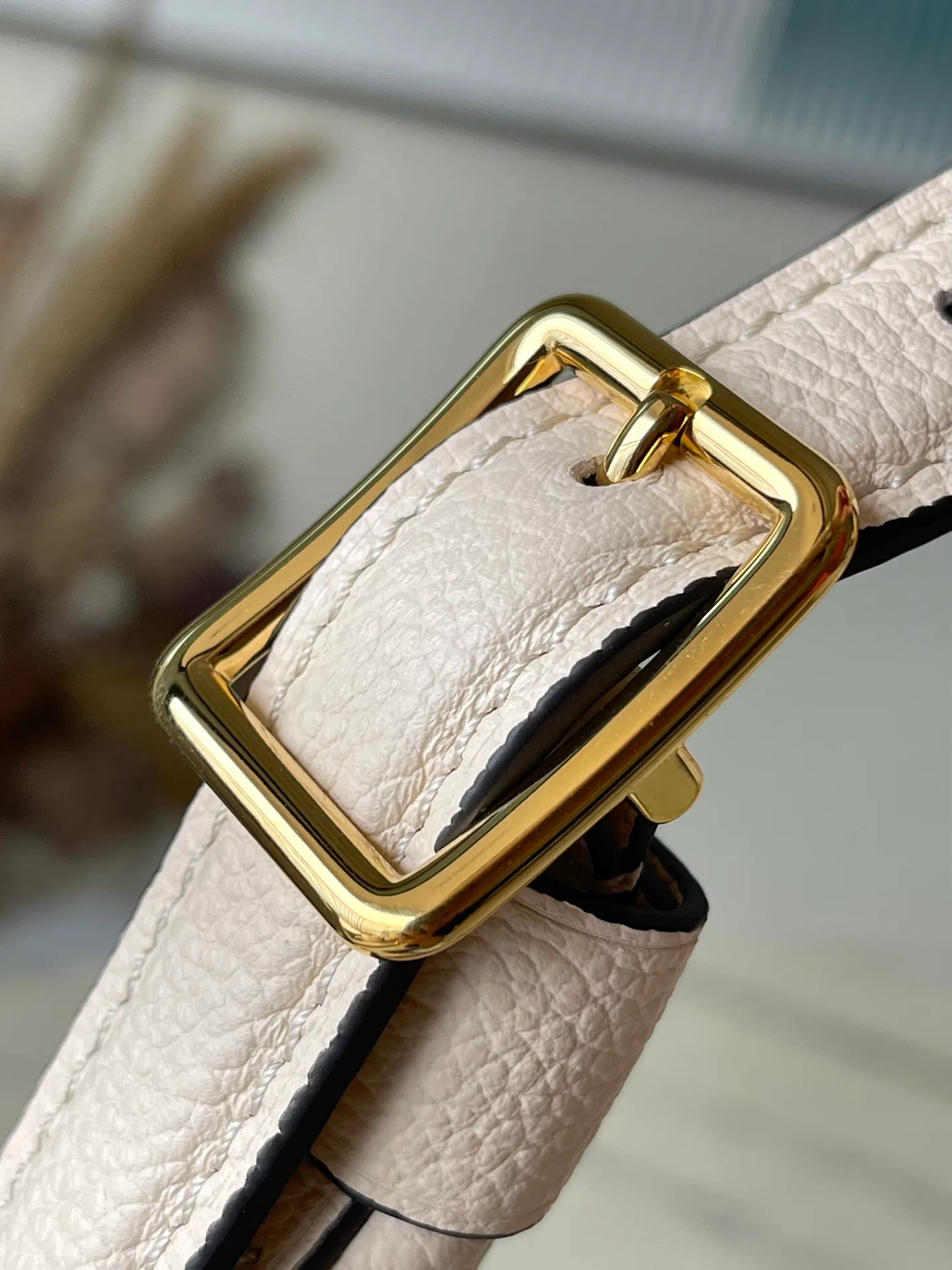 💰1180 (top layer leather) top original order M46609 white. Support counter inspection. Photos taken of duty-free goods are consistent with the product without unpacking. This product is an exclusive duty-free product in the market and is the highest-end product. Inspection is supported. This product has passed strict inspection and is flawless. Please wear gloves when touching the product. This product is not returnable or exchangeable. Please confirm the product first and then remove the label on the handle. This product is temporarily not open to the public, only regular customers, and is in short supply. Dimensions: 27 x 22 x 10.5 cm