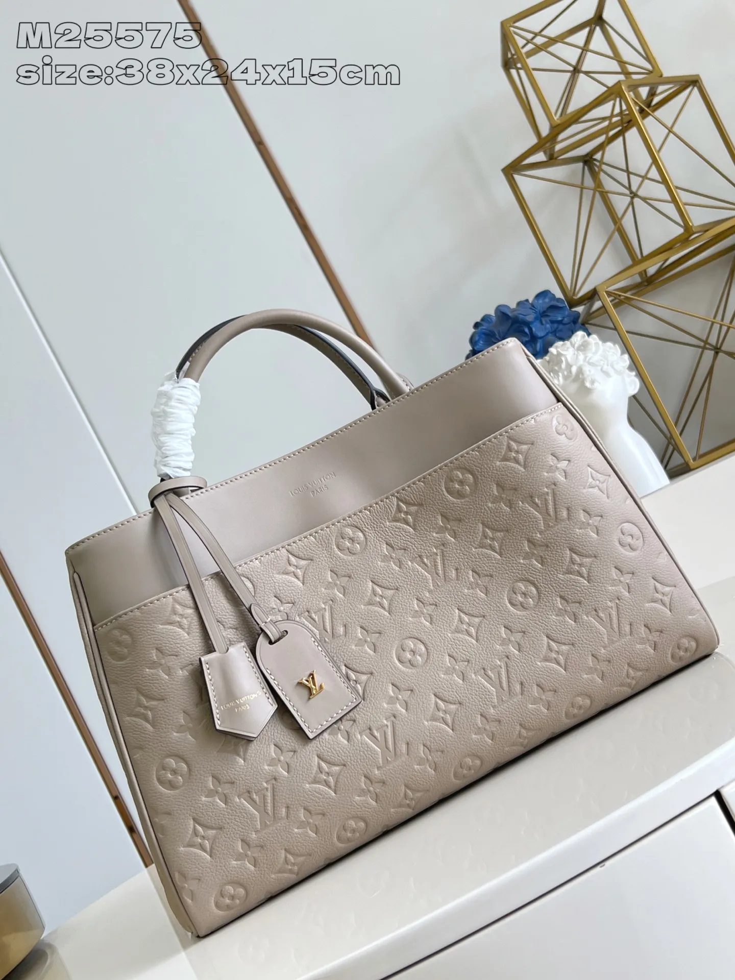 💰1180 (top layer leather) top original single M25575 gray】Avenue MM is a modern alternative to the Grand Palais handbag. Suitable for busy city life, a design that transcends its time. Made of signature single-check leather. Naming choices and base fabric details highlight House’s outstanding craftsmanship. A spacious and practical piece that can accommodate A4-sized documents, a laptop, and various daily necessities. 38.5 x 24 x 15 cm (length x height x width)