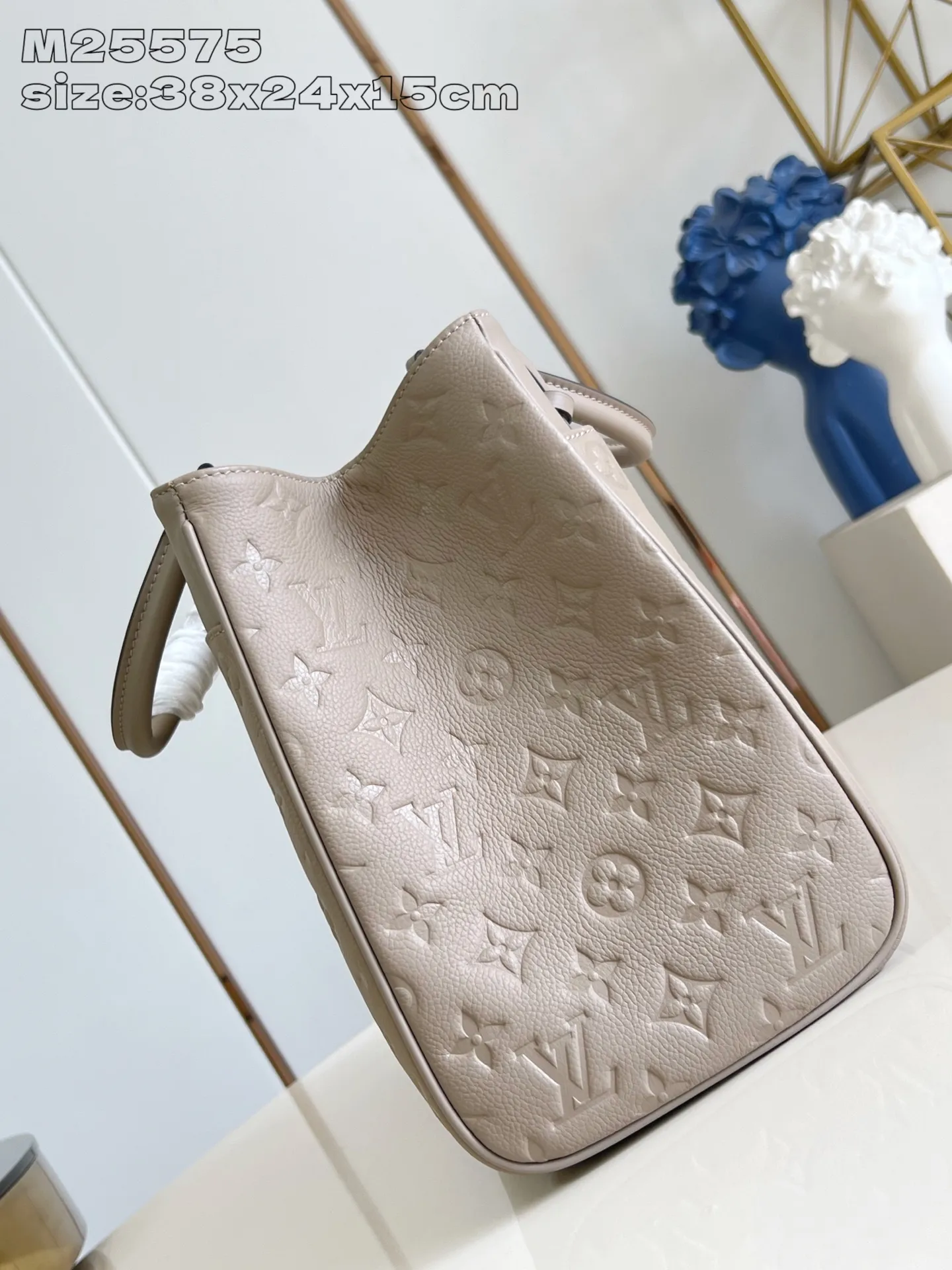 💰1180 (top layer leather) top original single M25575 gray】Avenue MM is a modern alternative to the Grand Palais handbag. Suitable for busy city life, a design that transcends its time. Made of signature single-check leather. Naming choices and base fabric details highlight House’s outstanding craftsmanship. A spacious and practical piece that can accommodate A4-sized documents, a laptop, and various daily necessities. 38.5 x 24 x 15 cm (length x height x width)