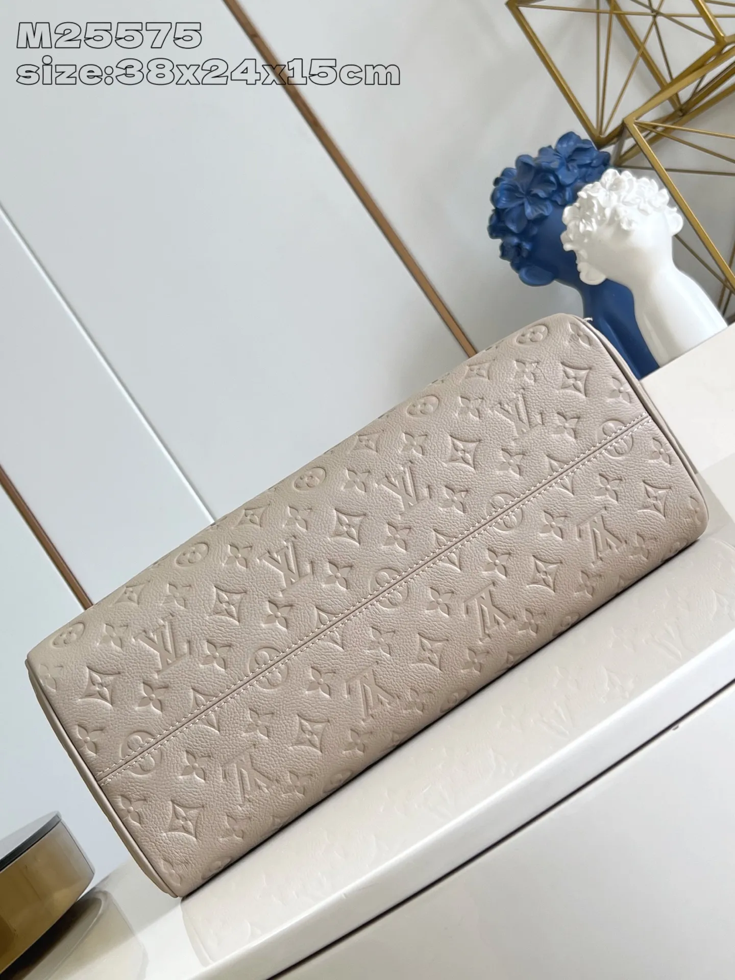 💰1180 (top layer leather) top original single M25575 gray】Avenue MM is a modern alternative to the Grand Palais handbag. Suitable for busy city life, a design that transcends its time. Made of signature single-check leather. Naming choices and base fabric details highlight House’s outstanding craftsmanship. A spacious and practical piece that can accommodate A4-sized documents, a laptop, and various daily necessities. 38.5 x 24 x 15 cm (length x height x width)