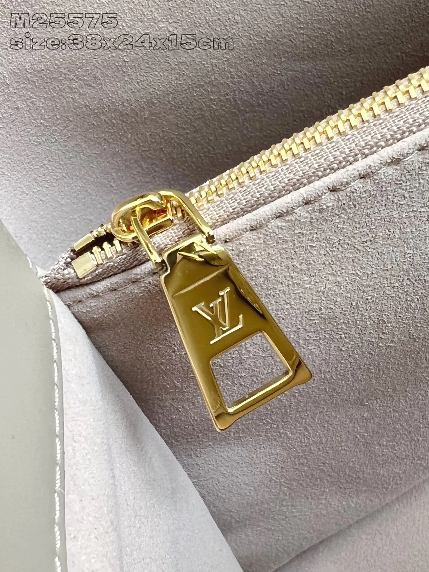 💰1180 (top layer leather) top original single M25575 gray】Avenue MM is a modern alternative to the Grand Palais handbag. Suitable for busy city life, a design that transcends its time. Made of signature single-check leather. Naming choices and base fabric details highlight House’s outstanding craftsmanship. A spacious and practical piece that can accommodate A4-sized documents, a laptop, and various daily necessities. 38.5 x 24 x 15 cm (length x height x width)