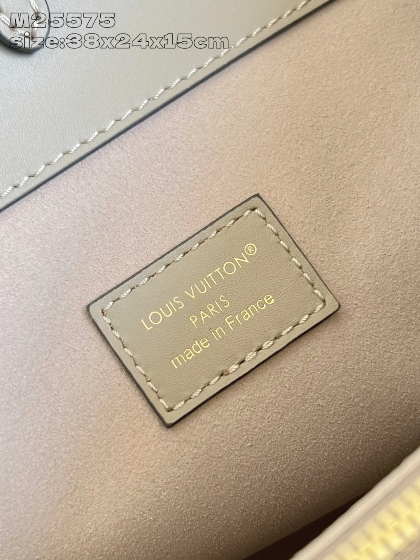 💰1180 (top layer leather) top original single M25575 gray】Avenue MM is a modern alternative to the Grand Palais handbag. Suitable for busy city life, a design that transcends its time. Made of signature single-check leather. Naming choices and base fabric details highlight House’s outstanding craftsmanship. A spacious and practical piece that can accommodate A4-sized documents, a laptop, and various daily necessities. 38.5 x 24 x 15 cm (length x height x width)