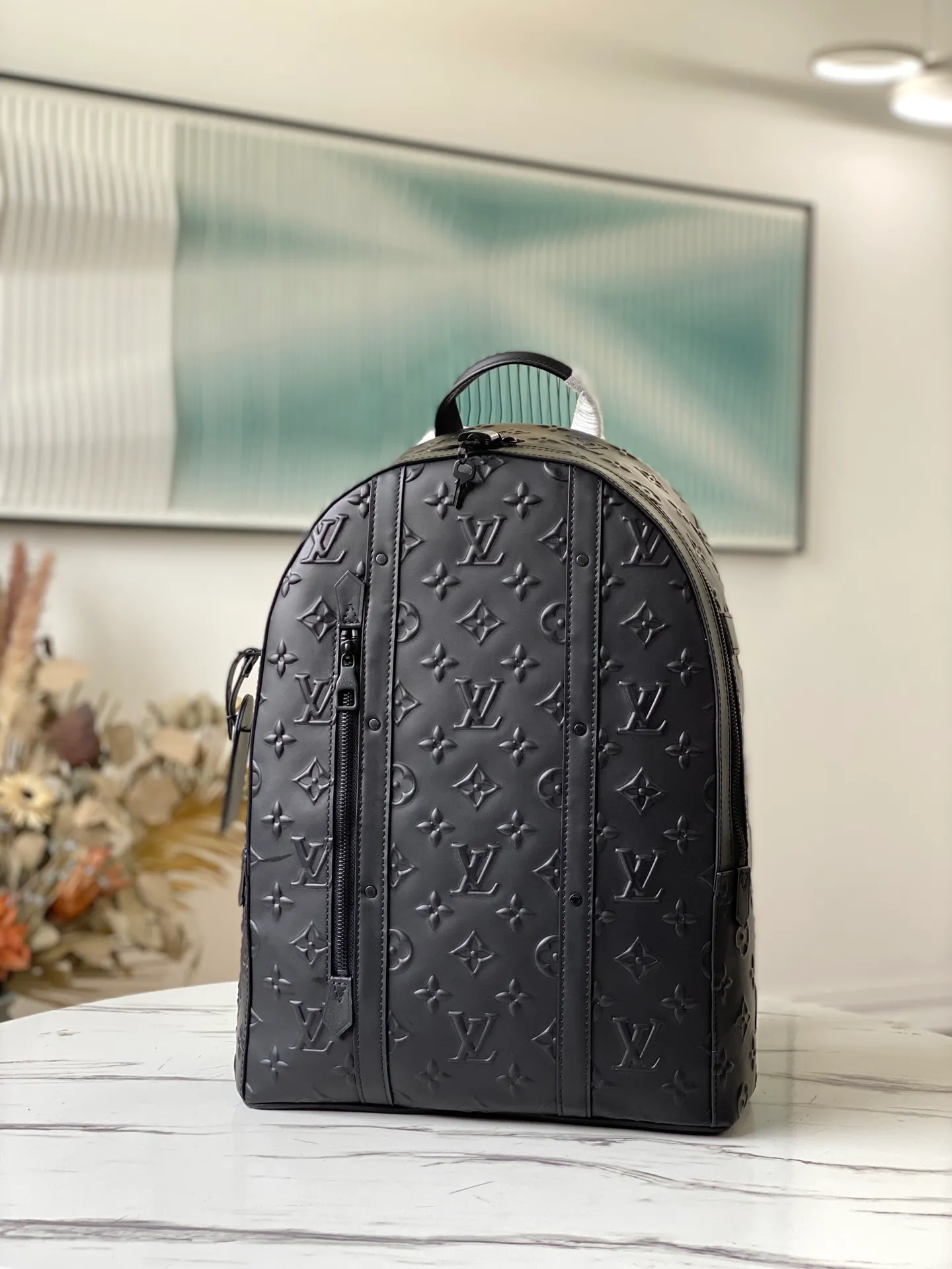 💰1240 (first-grain leather) top-quality original M57959 Armand backpack is made of Monogram Seal cowhide, with a delicate texture that highlights the iconic embossing, recreating the unique charm of old letter sealing wax. The ample space includes compartments and tablet pockets to store various items in an orderly manner. Dimensions: 31 x 42 x 15 cm