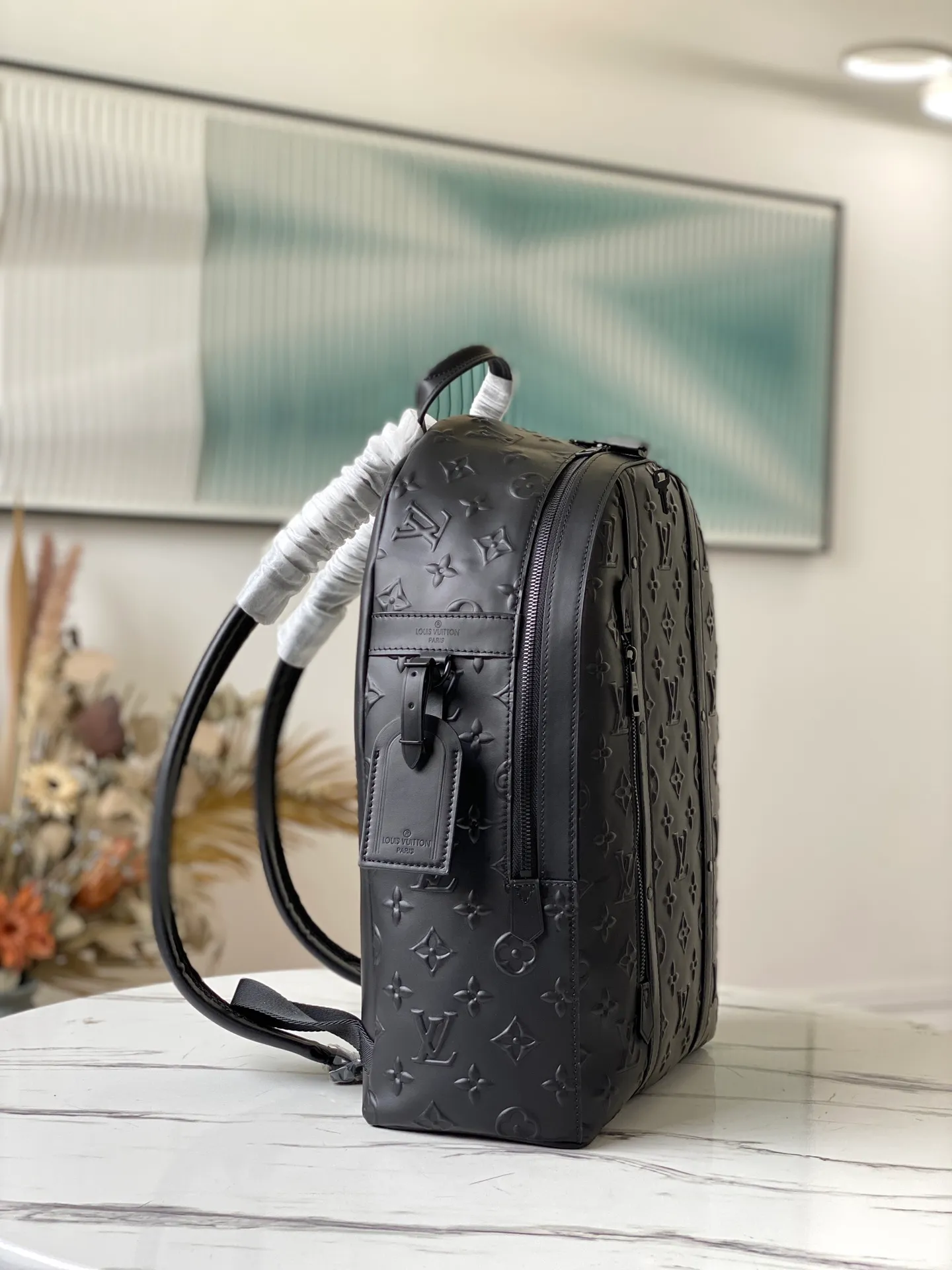 💰1240 (first-grain leather) top-quality original M57959 Armand backpack is made of Monogram Seal cowhide, with a delicate texture that highlights the iconic embossing, recreating the unique charm of old letter sealing wax. The ample space includes compartments and tablet pockets to store various items in an orderly manner. Dimensions: 31 x 42 x 15 cm