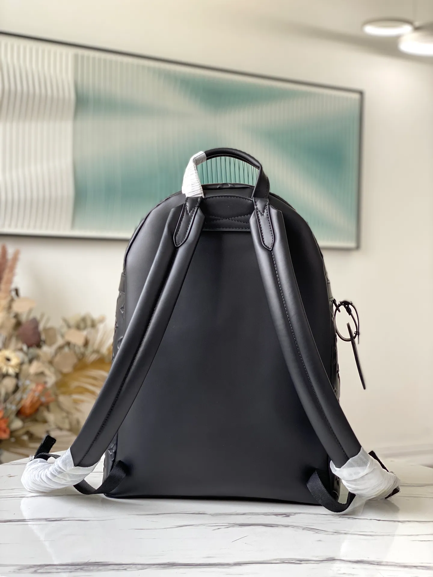 💰1240 (first-grain leather) top-quality original M57959 Armand backpack is made of Monogram Seal cowhide, with a delicate texture that highlights the iconic embossing, recreating the unique charm of old letter sealing wax. The ample space includes compartments and tablet pockets to store various items in an orderly manner. Dimensions: 31 x 42 x 15 cm