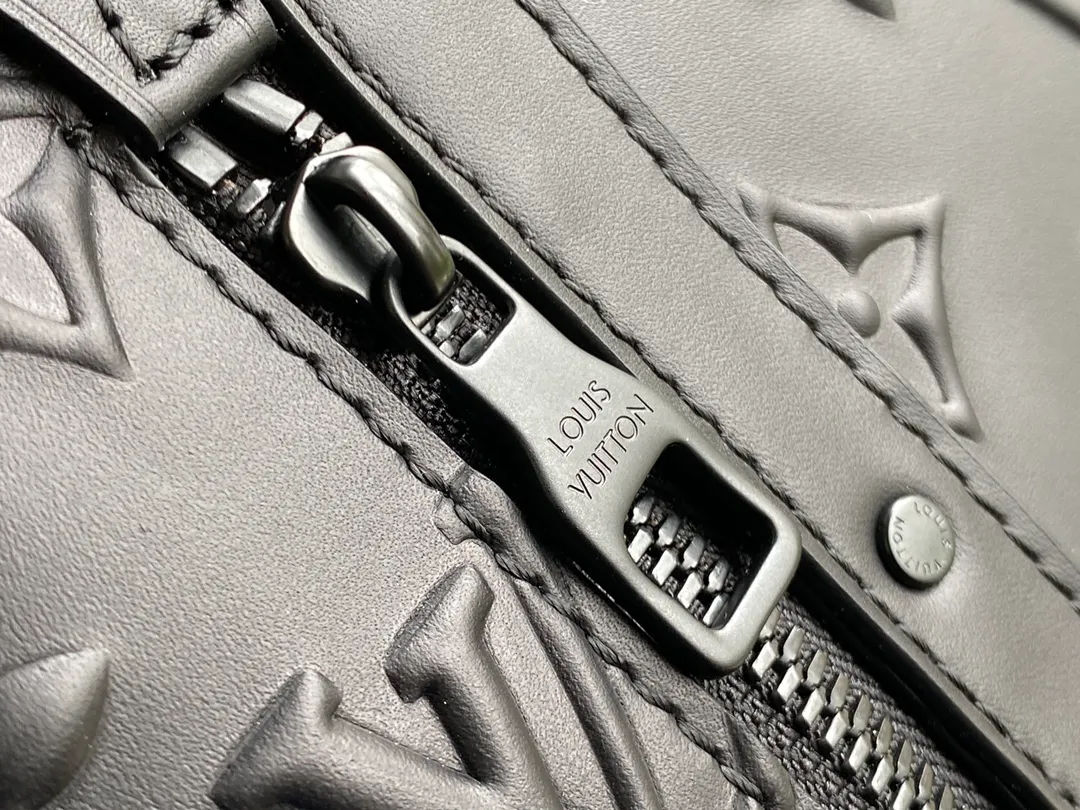 💰1240 (first-grain leather) top-quality original M57959 Armand backpack is made of Monogram Seal cowhide, with a delicate texture that highlights the iconic embossing, recreating the unique charm of old letter sealing wax. The ample space includes compartments and tablet pockets to store various items in an orderly manner. Dimensions: 31 x 42 x 15 cm