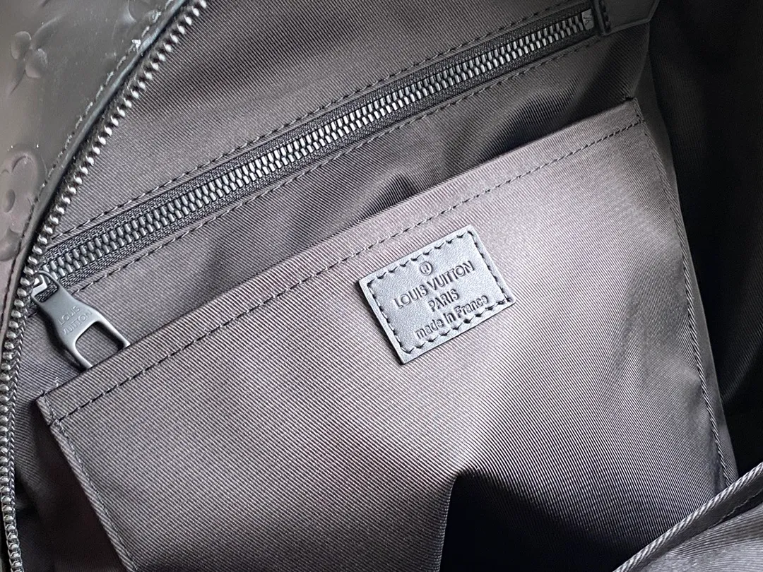 💰1240 (first-grain leather) top-quality original M57959 Armand backpack is made of Monogram Seal cowhide, with a delicate texture that highlights the iconic embossing, recreating the unique charm of old letter sealing wax. The ample space includes compartments and tablet pockets to store various items in an orderly manner. Dimensions: 31 x 42 x 15 cm