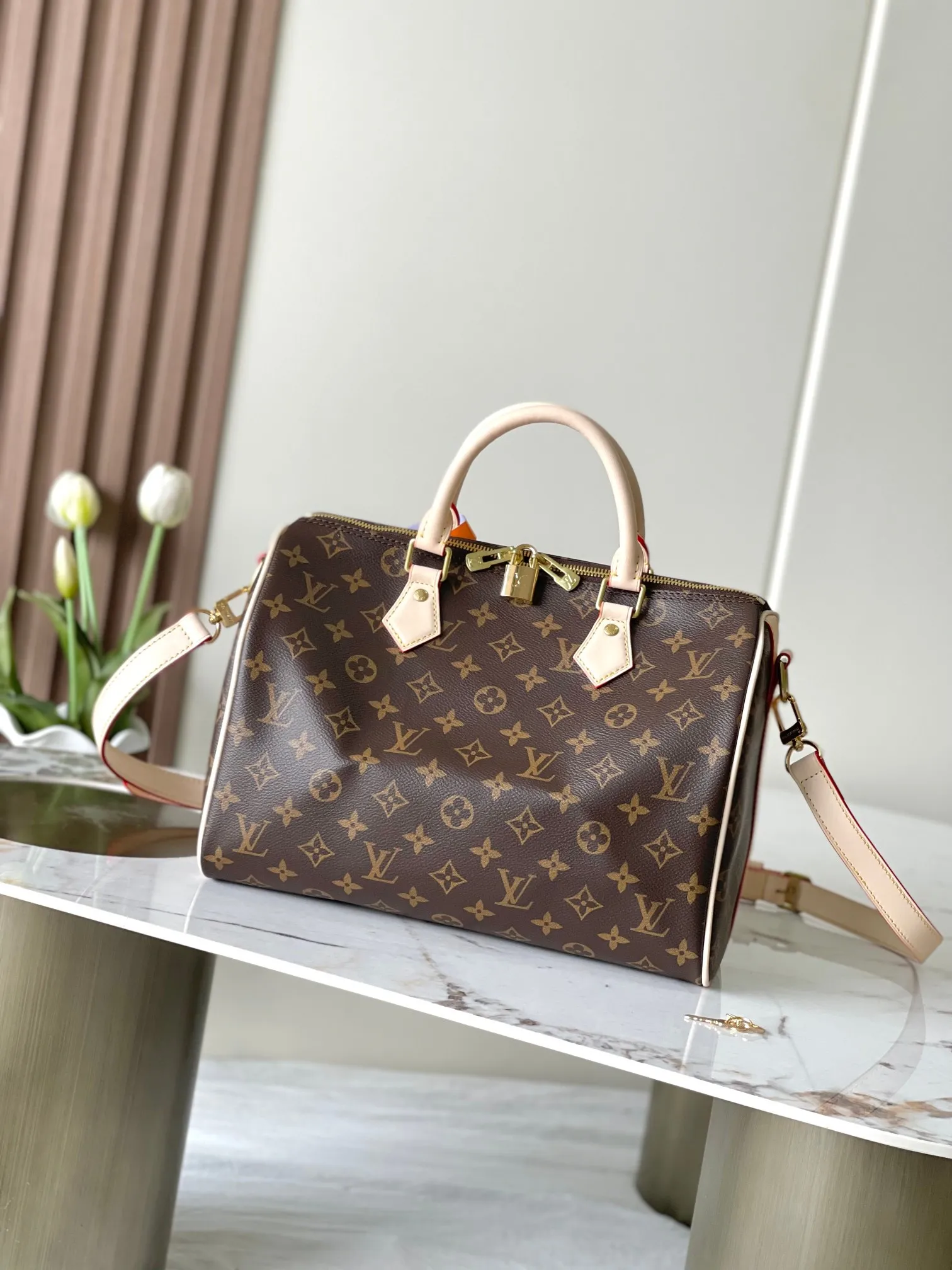 💰800 Top original model 41112 flower Speedy series handbags were originally designed for travelers in the 1930s, paying tribute to that era of rapid change. This Speedy Bandoulière 30 handbag is made of Monogram canvas to reproduce the iconic structure, and continues the classic details with rolled leather handles, engraved padlock and detachable shoulder strap, making it a perfect choice for urban life. 30x21x17cm
