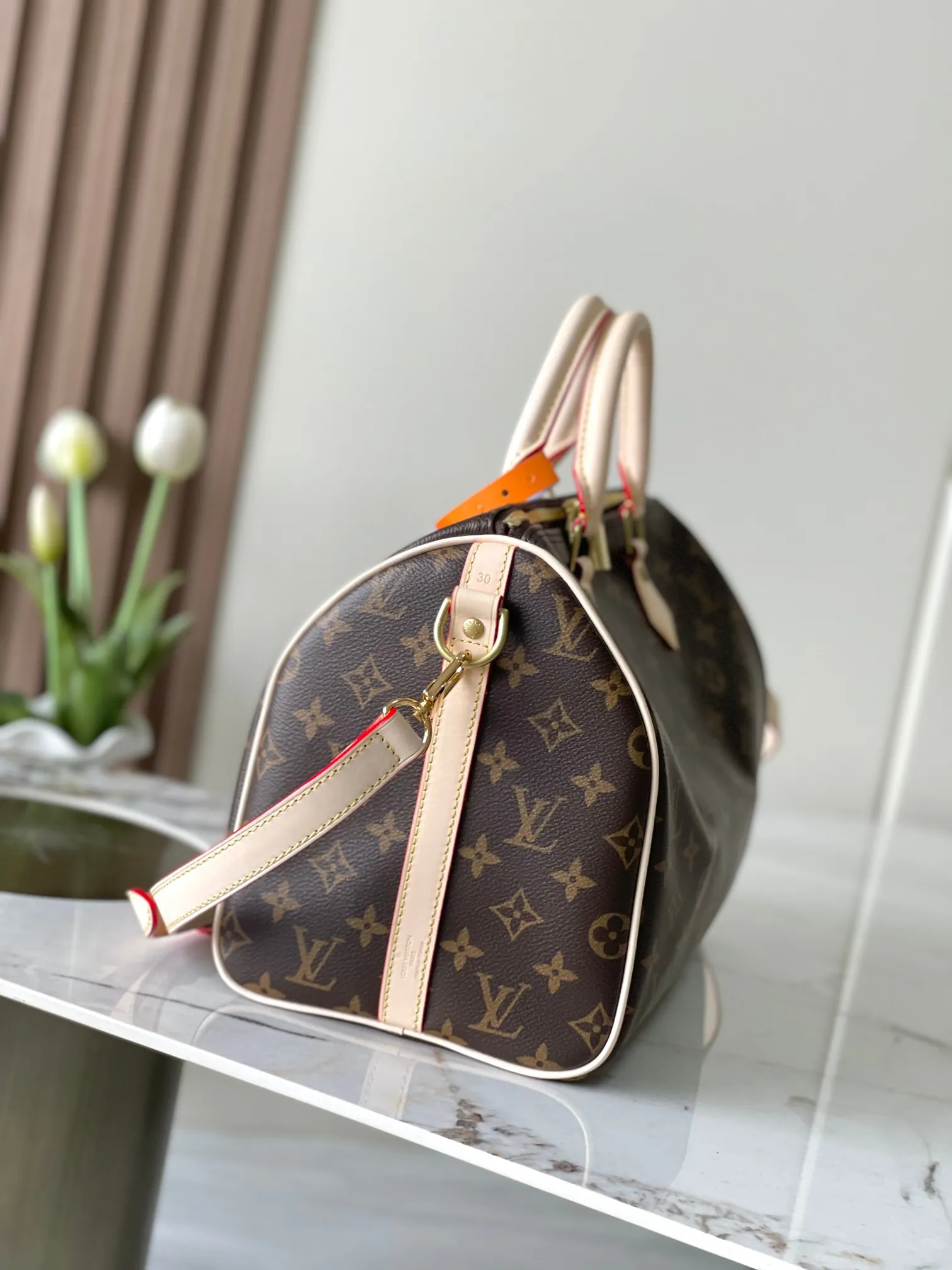 💰800 Top original model 41112 flower Speedy series handbags were originally designed for travelers in the 1930s, paying tribute to that era of rapid change. This Speedy Bandoulière 30 handbag is made of Monogram canvas to reproduce the iconic structure, and continues the classic details with rolled leather handles, engraved padlock and detachable shoulder strap, making it a perfect choice for urban life. 30x21x17cm