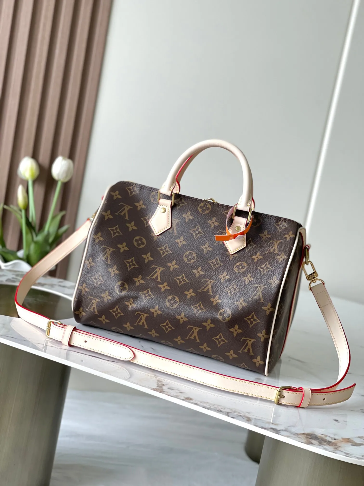 💰800 Top original model 41112 flower Speedy series handbags were originally designed for travelers in the 1930s, paying tribute to that era of rapid change. This Speedy Bandoulière 30 handbag is made of Monogram canvas to reproduce the iconic structure, and continues the classic details with rolled leather handles, engraved padlock and detachable shoulder strap, making it a perfect choice for urban life. 30x21x17cm