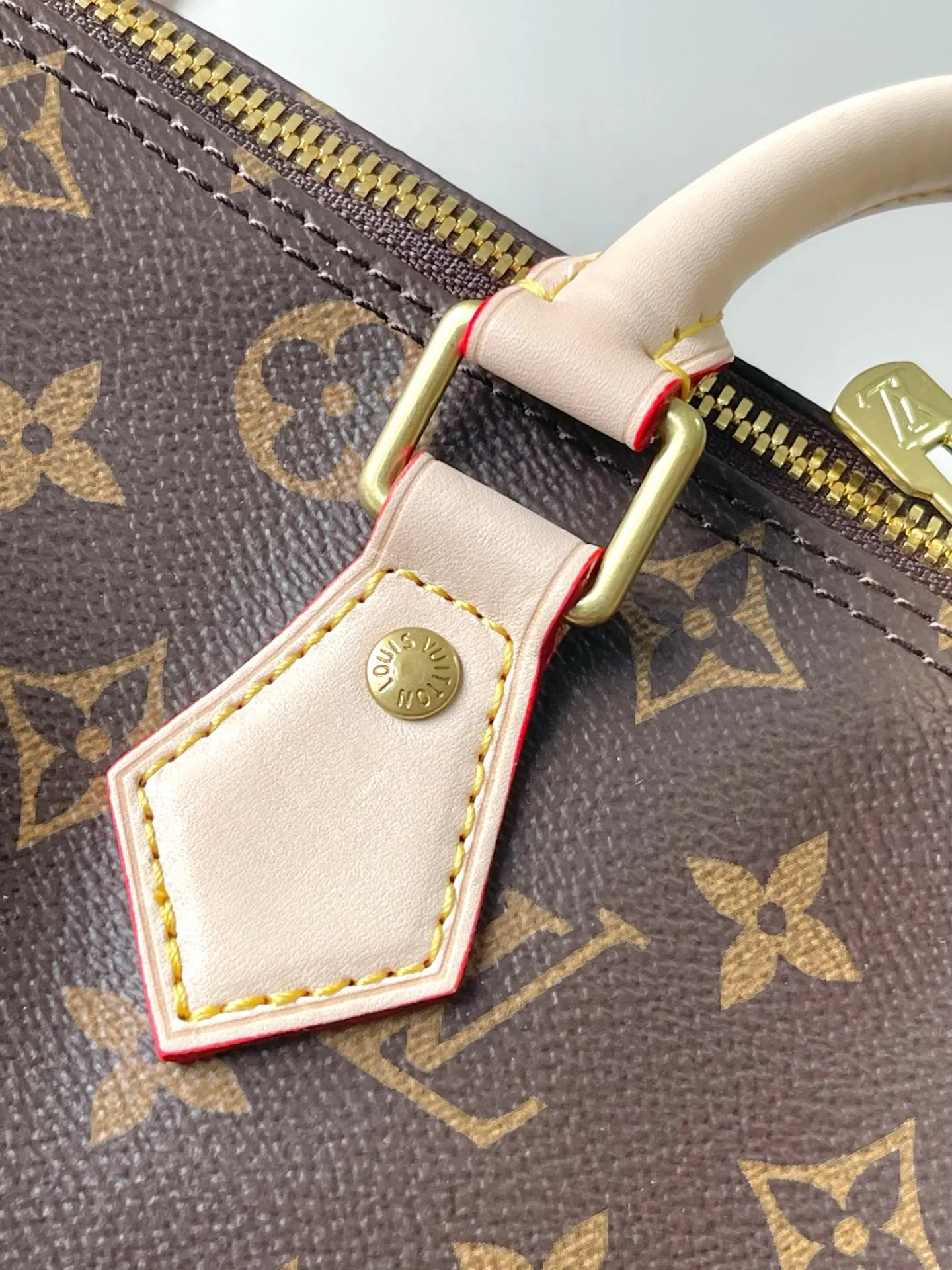 💰800 Top original model 41112 flower Speedy series handbags were originally designed for travelers in the 1930s, paying tribute to that era of rapid change. This Speedy Bandoulière 30 handbag is made of Monogram canvas to reproduce the iconic structure, and continues the classic details with rolled leather handles, engraved padlock and detachable shoulder strap, making it a perfect choice for urban life. 30x21x17cm