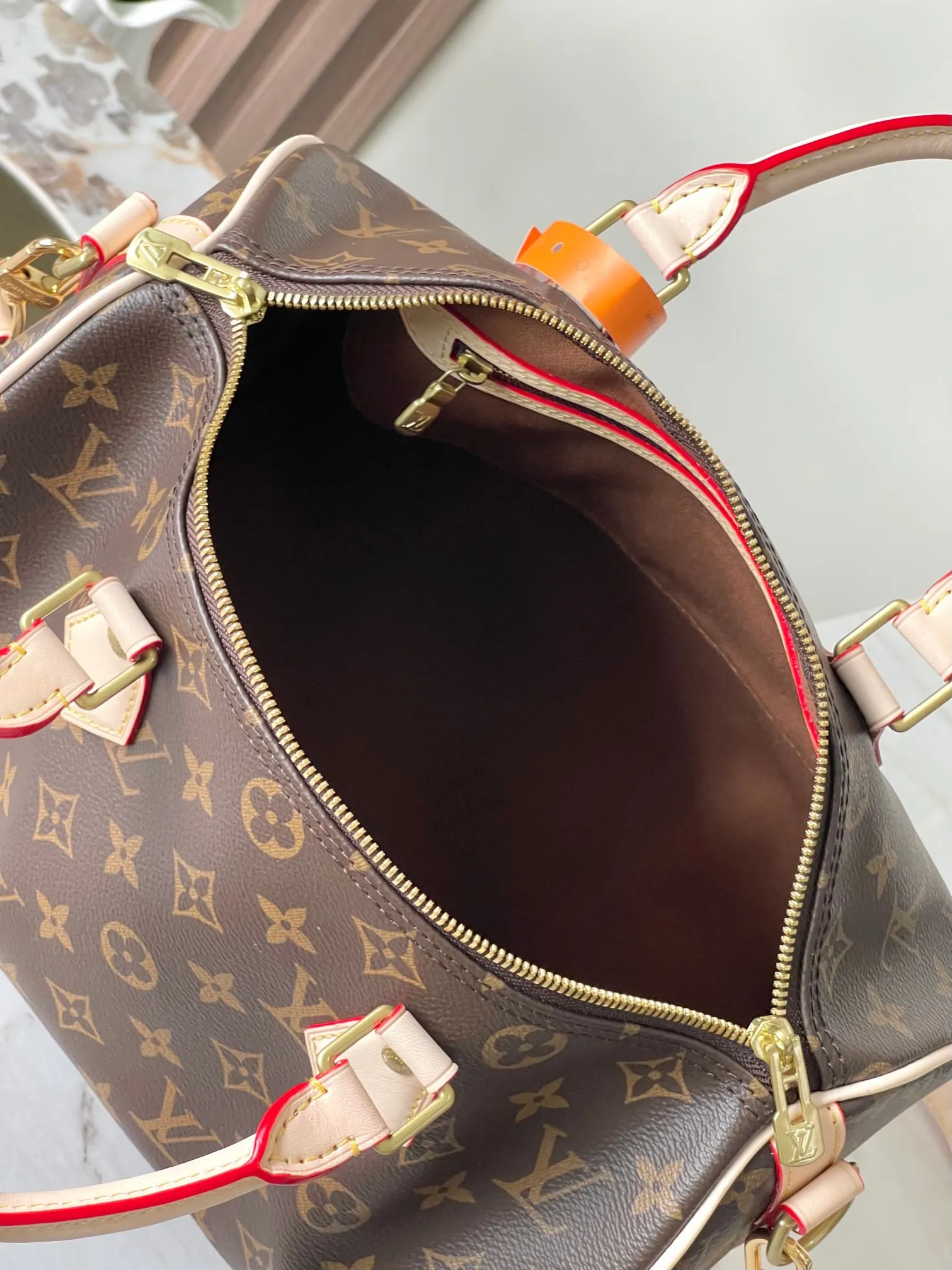 💰800 Top original model 41112 flower Speedy series handbags were originally designed for travelers in the 1930s, paying tribute to that era of rapid change. This Speedy Bandoulière 30 handbag is made of Monogram canvas to reproduce the iconic structure, and continues the classic details with rolled leather handles, engraved padlock and detachable shoulder strap, making it a perfect choice for urban life. 30x21x17cm