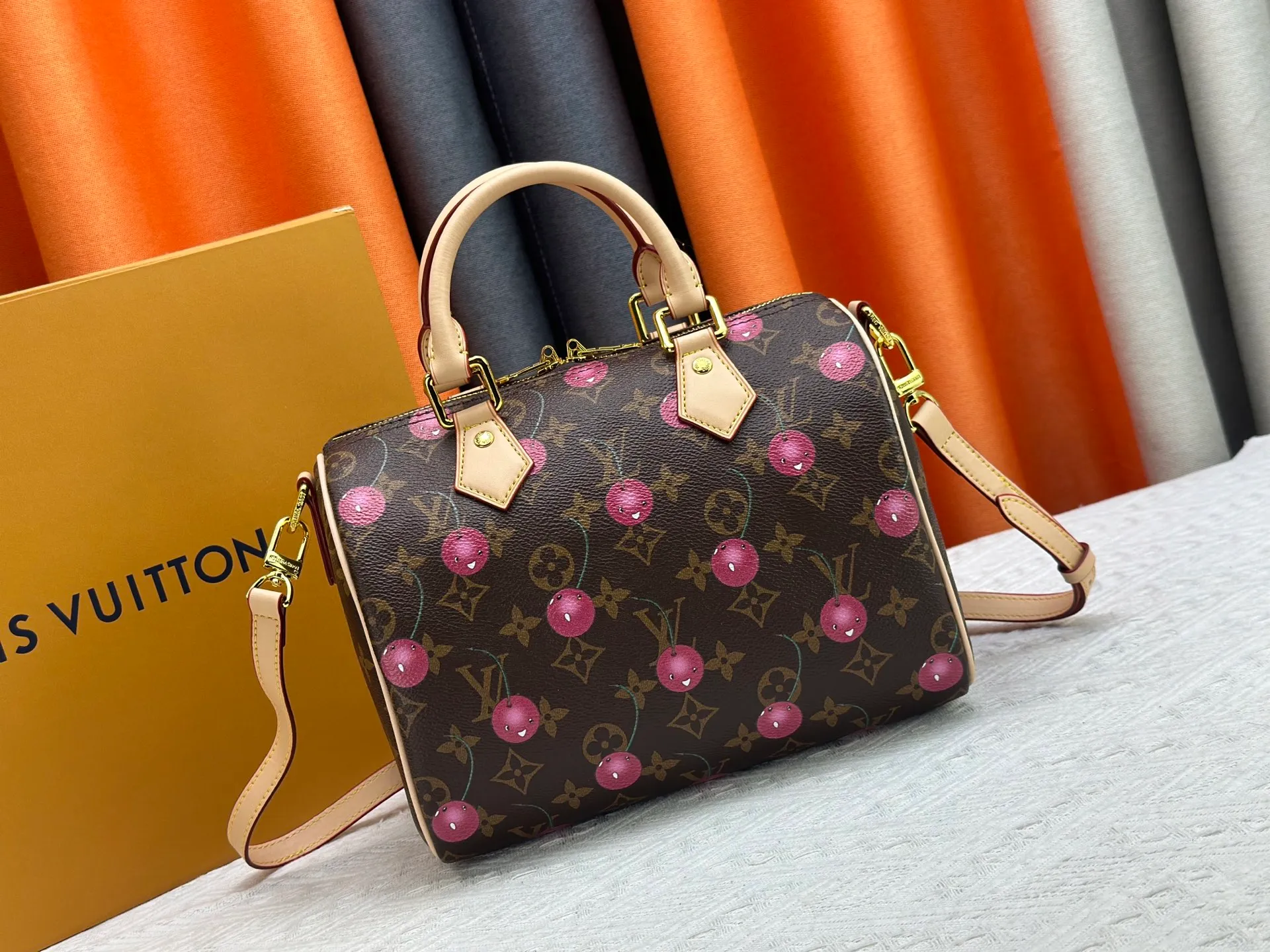 P280 Upgraded original M13805 M13257 M40390 lv Murakami Takashi co-branded cherry blossom 🌸NANOSPEEDY handbag This Nano Speedy handbag combines Monogram canvas and cow leather trim printing, with 33 colorful colors to interpret white tricolor and black tricolor. It has been launched in twelve sections and is very popular around the world and is loved by celebrities and celebrities. 25.0 x 19.0 x 15.0 cm