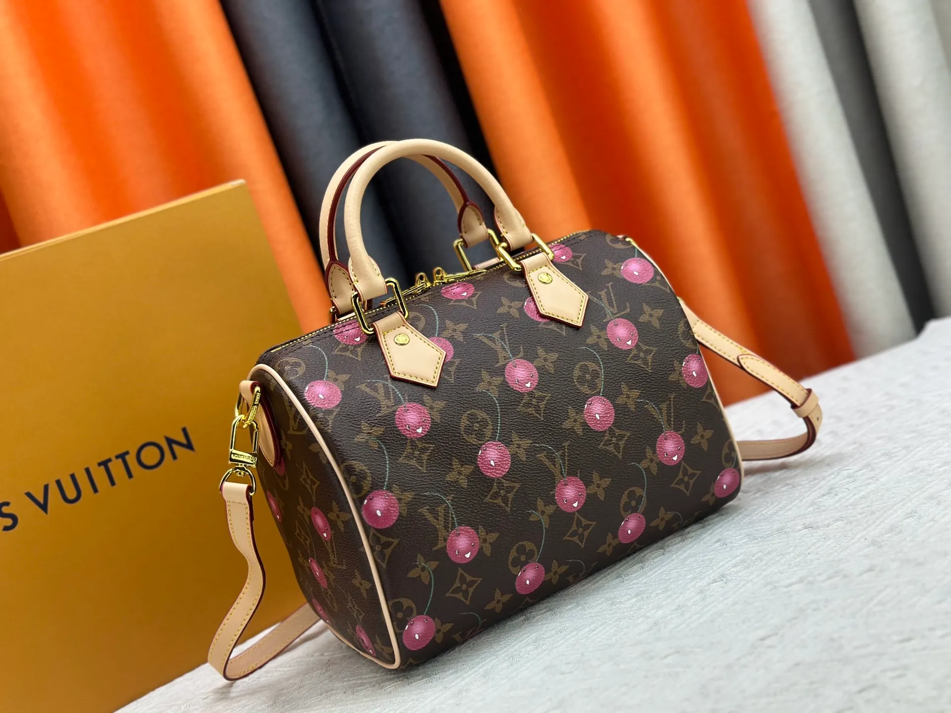 P280 Upgraded original M13805 M13257 M40390 lv Murakami Takashi co-branded cherry blossom 🌸NANOSPEEDY handbag This Nano Speedy handbag combines Monogram canvas and cow leather trim printing, with 33 colorful colors to interpret white tricolor and black tricolor. It has been launched in twelve sections and is very popular around the world and is loved by celebrities and celebrities. 25.0 x 19.0 x 15.0 cm