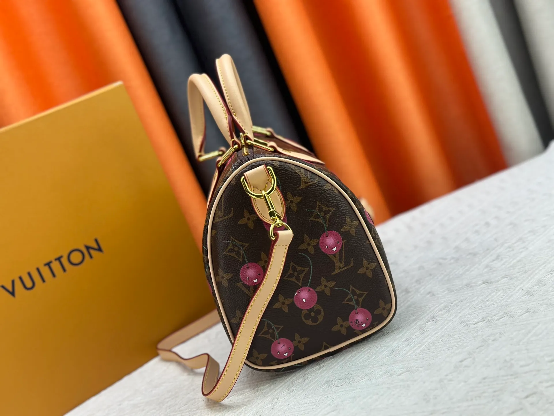P280 Upgraded original M13805 M13257 M40390 lv Murakami Takashi co-branded cherry blossom 🌸NANOSPEEDY handbag This Nano Speedy handbag combines Monogram canvas and cow leather trim printing, with 33 colorful colors to interpret white tricolor and black tricolor. It has been launched in twelve sections and is very popular around the world and is loved by celebrities and celebrities. 25.0 x 19.0 x 15.0 cm