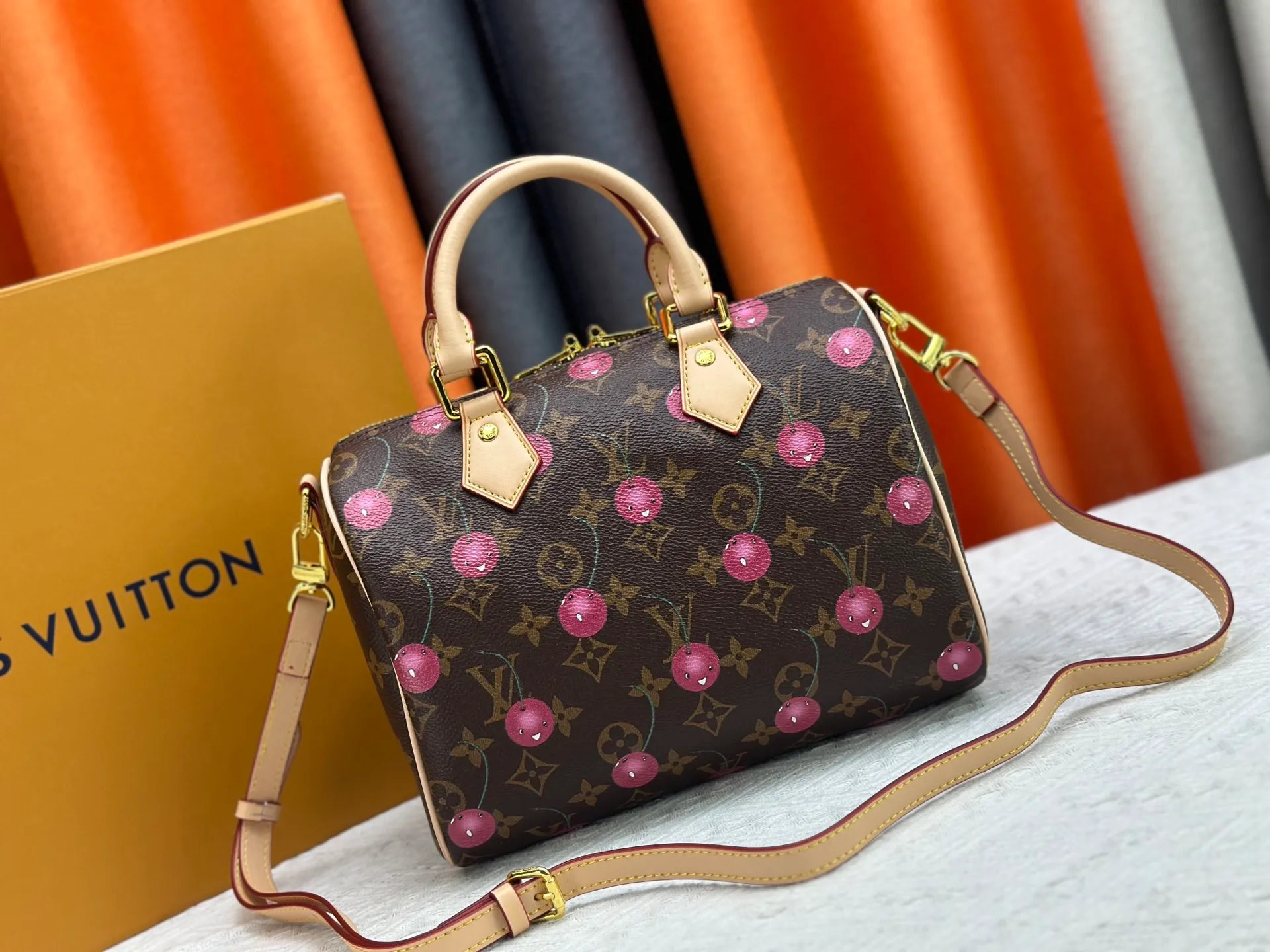 P280 Upgraded original M13805 M13257 M40390 lv Murakami Takashi co-branded cherry blossom 🌸NANOSPEEDY handbag This Nano Speedy handbag combines Monogram canvas and cow leather trim printing, with 33 colorful colors to interpret white tricolor and black tricolor. It has been launched in twelve sections and is very popular around the world and is loved by celebrities and celebrities. 25.0 x 19.0 x 15.0 cm