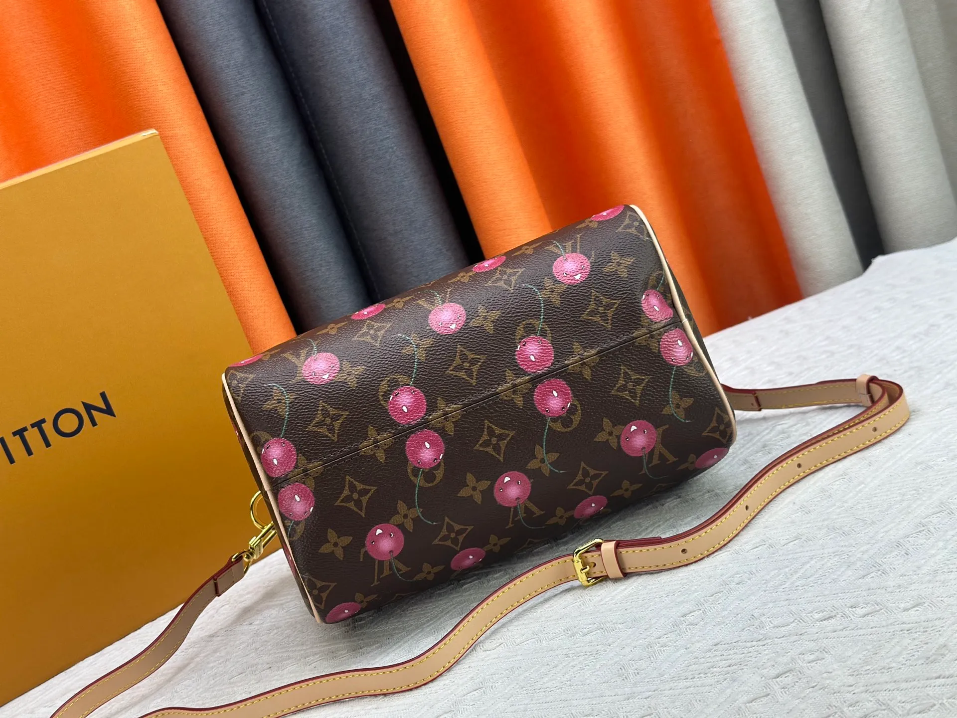 P280 Upgraded original M13805 M13257 M40390 lv Murakami Takashi co-branded cherry blossom 🌸NANOSPEEDY handbag This Nano Speedy handbag combines Monogram canvas and cow leather trim printing, with 33 colorful colors to interpret white tricolor and black tricolor. It has been launched in twelve sections and is very popular around the world and is loved by celebrities and celebrities. 25.0 x 19.0 x 15.0 cm