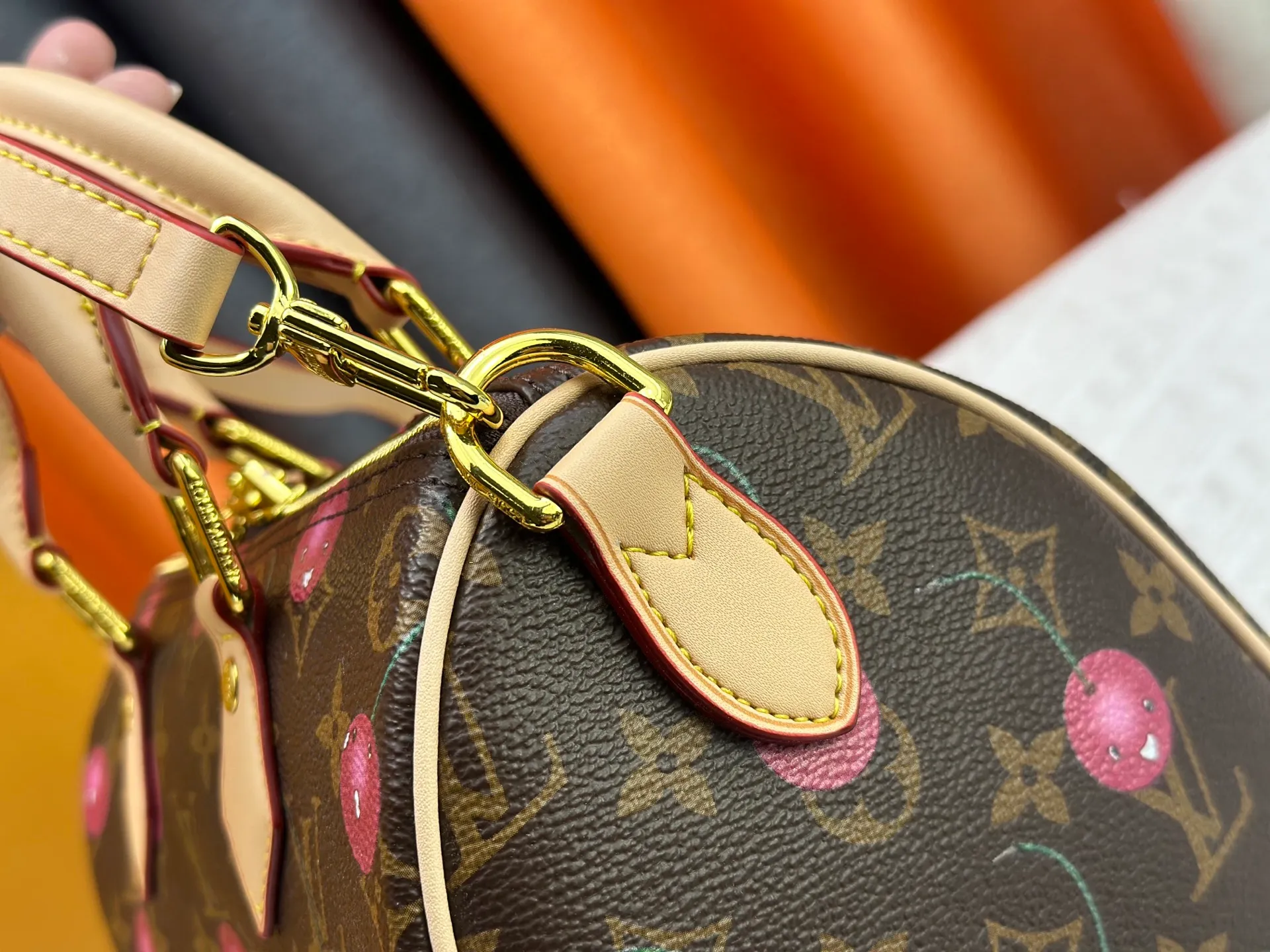 P280 Upgraded original M13805 M13257 M40390 lv Murakami Takashi co-branded cherry blossom 🌸NANOSPEEDY handbag This Nano Speedy handbag combines Monogram canvas and cow leather trim printing, with 33 colorful colors to interpret white tricolor and black tricolor. It has been launched in twelve sections and is very popular around the world and is loved by celebrities and celebrities. 25.0 x 19.0 x 15.0 cm