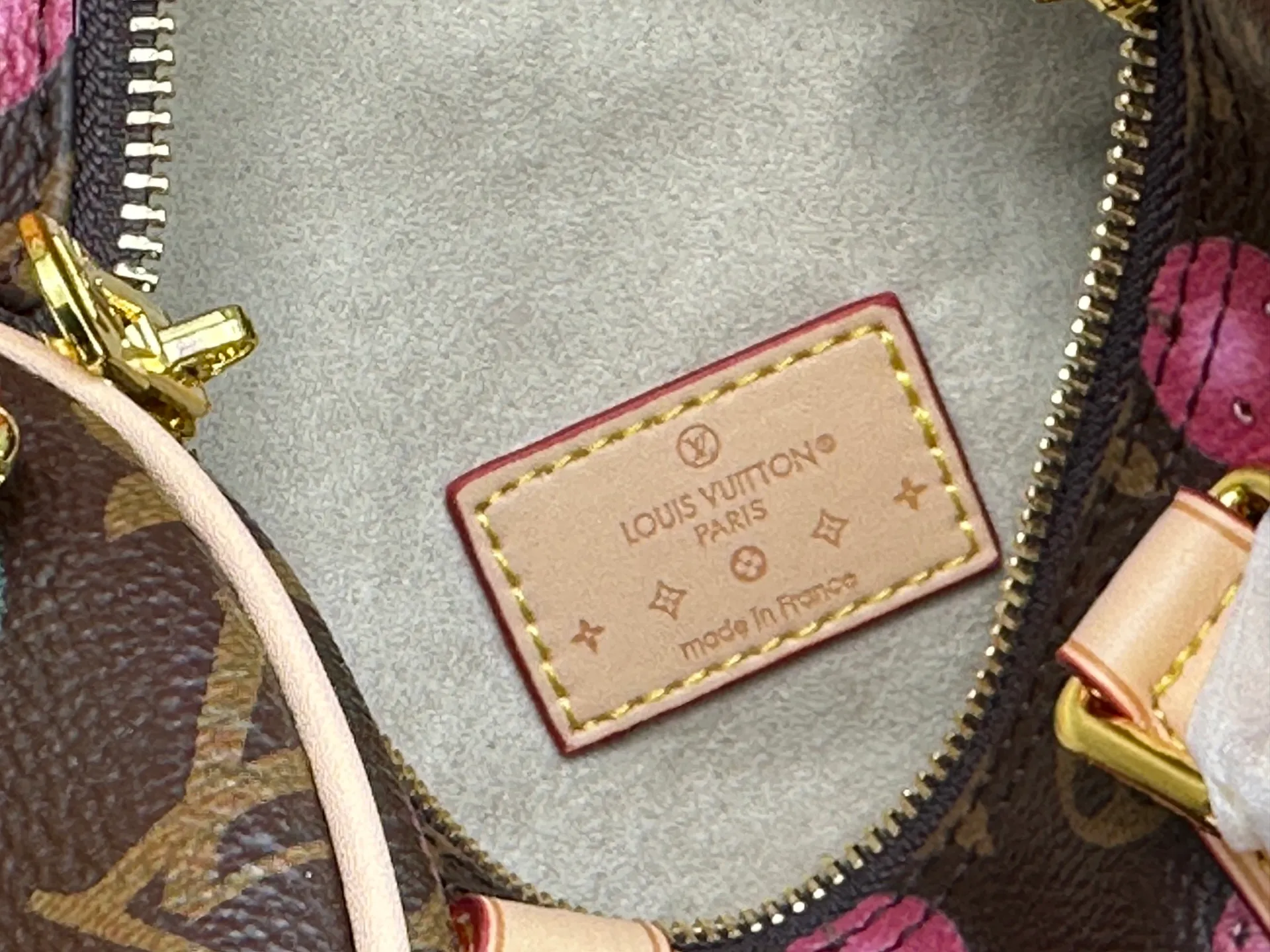 P280 Upgraded original M13805 M13257 M40390 lv Murakami Takashi co-branded cherry blossom 🌸NANOSPEEDY handbag This Nano Speedy handbag combines Monogram canvas and cow leather trim printing, with 33 colorful colors to interpret white tricolor and black tricolor. It has been launched in twelve sections and is very popular around the world and is loved by celebrities and celebrities. 25.0 x 19.0 x 15.0 cm