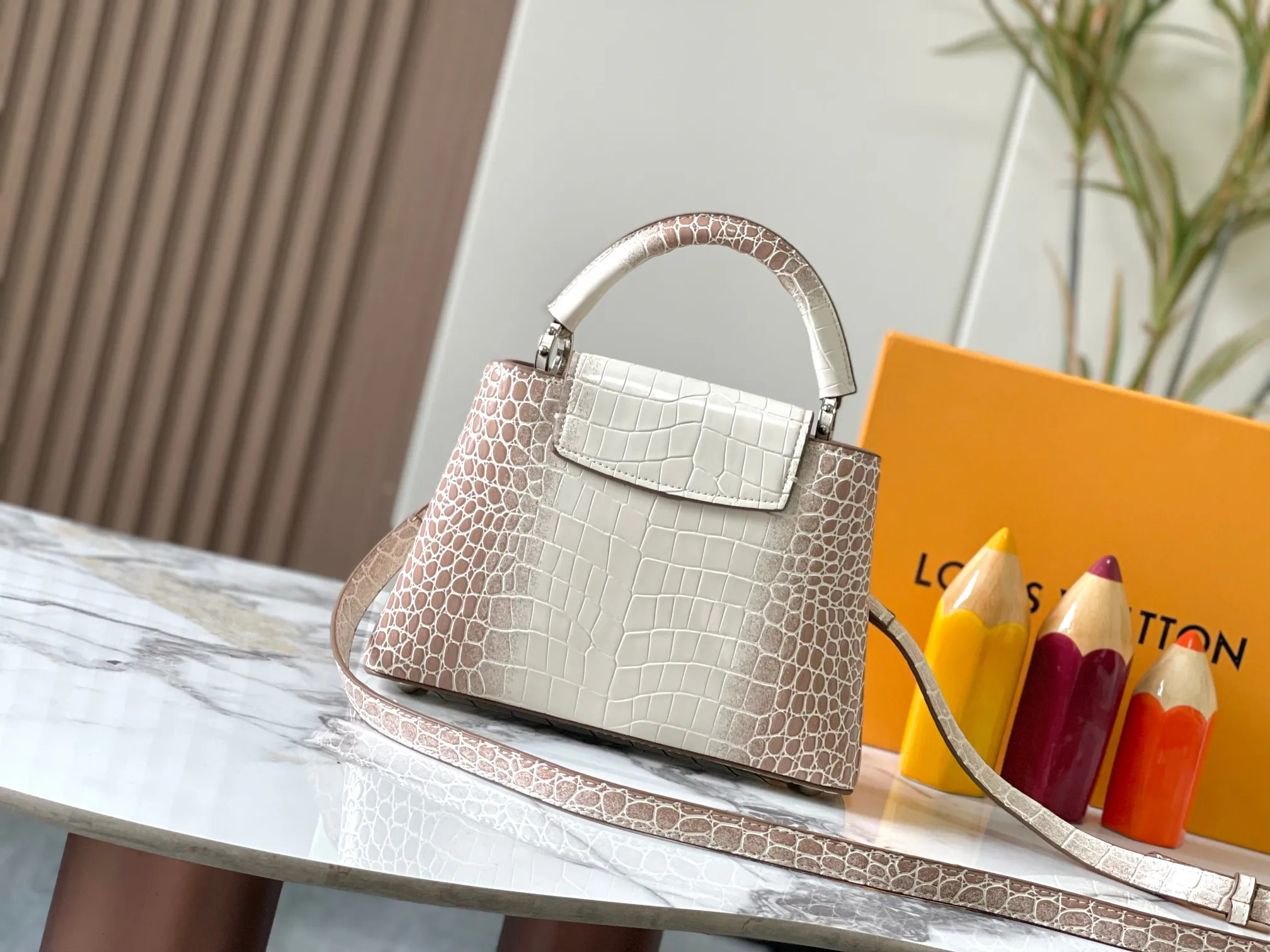 p460 [Guangzhou top quality original version] Capucines BB Model: 98177 Color Material Gorgeous crocodile leather with sparkling ripples Bright background color Hardware upgrade Highlights: LV initials, unique edge ring, fine Monogram flowers on the flap.  Size: 27×18×9cm
