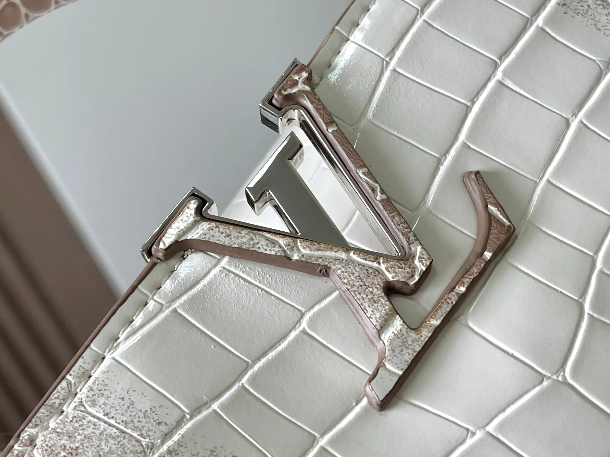 p460 [Guangzhou top quality original version] Capucines BB Model: 98177 Color Material Gorgeous crocodile leather with sparkling ripples Bright background color Hardware upgrade Highlights: LV initials, unique edge ring, fine Monogram flowers on the flap.  Size: 27×18×9cm