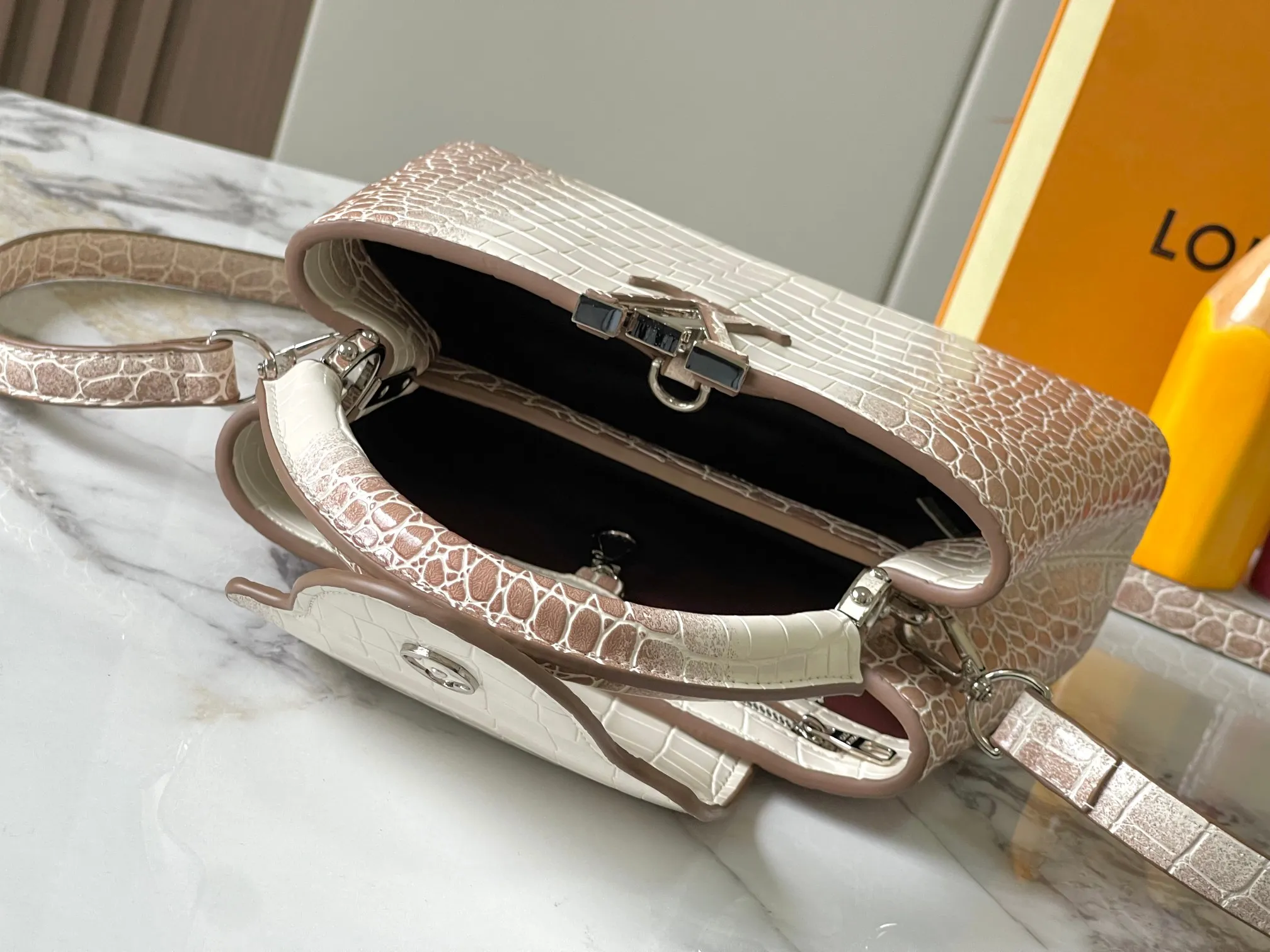 p460 [Guangzhou top quality original version] Capucines BB Model: 98177 Color Material Gorgeous crocodile leather with sparkling ripples Bright background color Hardware upgrade Highlights: LV initials, unique edge ring, fine Monogram flowers on the flap.  Size: 27×18×9cm