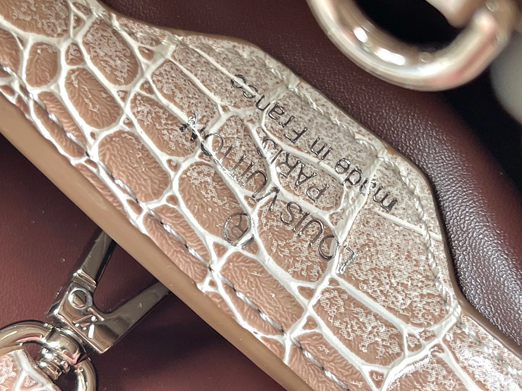 p460 [Guangzhou top quality original version] Capucines BB Model: 98177 Color Material Gorgeous crocodile leather with sparkling ripples Bright background color Hardware upgrade Highlights: LV initials, unique edge ring, fine Monogram flowers on the flap.  Size: 27×18×9cm
