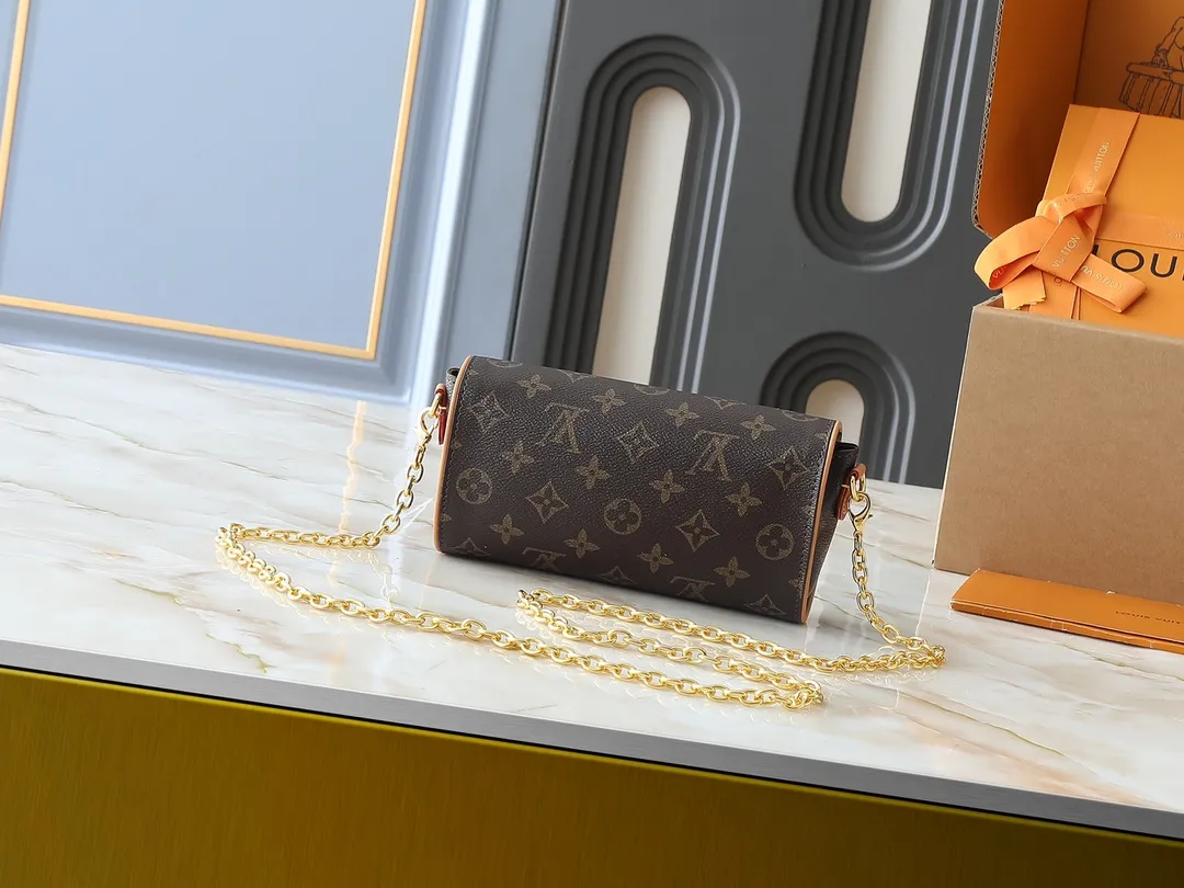 💰200💰Upgraded original M13566 This Pochette Camille handbag is made of Monogram canvas, paying tribute to the original design that appeared in the Louis Vuitton 2000 spring and summer fashion show. The S-Lock buckle, LVCircle logo on the chain and contrasting WVN leather trim embody the brand's classic elements. The flexible and easy-to-wear construction can be worn cross-body, over the shoulder or by hand. Dimensions: 20.5 × 11 × 6 cm
