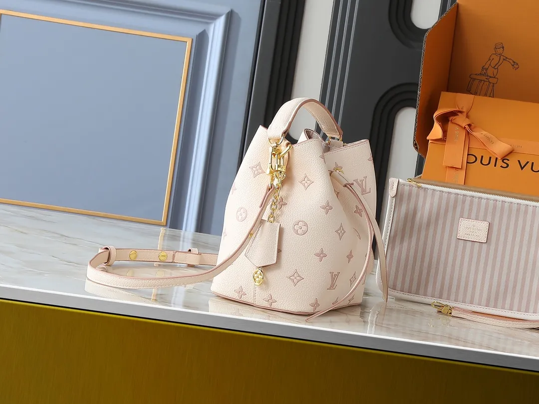 💰240💰Upgraded from the original M14401 M44022. This small NéoNoé handbag uses classic Monogram Empreinte leather to interpret the same color aesthetics, and uses dazzling chain decoration to release the new ideas of the season. The neat interior is equipped with multiple compartments and a removable storage bag for convenient storage of small items. Dimensions: 20.0 x 20.0 x 13.0 cm (length x height x width)