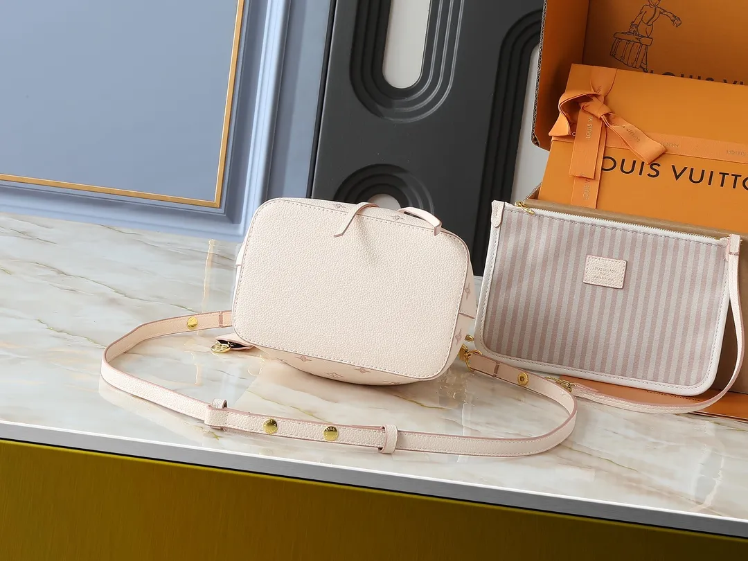 💰240💰Upgraded from the original M14401 M44022. This small NéoNoé handbag uses classic Monogram Empreinte leather to interpret the same color aesthetics, and uses dazzling chain decoration to release the new ideas of the season. The neat interior is equipped with multiple compartments and a removable storage bag for convenient storage of small items. Dimensions: 20.0 x 20.0 x 13.0 cm (length x height x width)