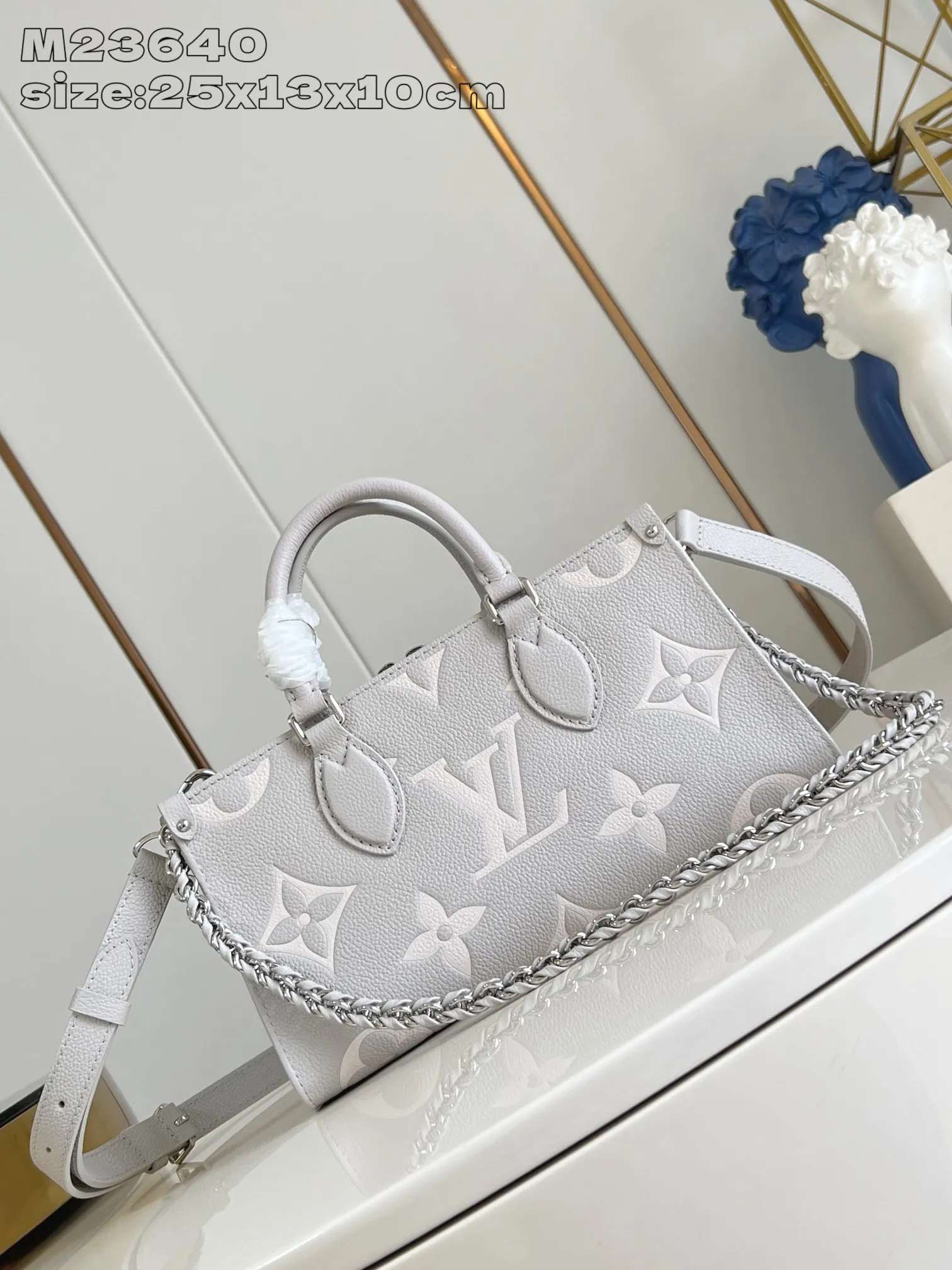 💰1020 (top layer leather) top original order [Exclusive real shot M23640 taro purple silk screen printing] M14213 This OnTheGo East West handbag is from the LV Milky Way series. It renders the iconic Monogram Empreinte leather in seasonal colors, complementing the shiny metal parts and detachable braided chain. The inner and outer compartments can store daily necessities in an orderly manner, and the compact size makes it easy to carry in a variety of ways. 13 x 10 x 25 cm (height x width x length)