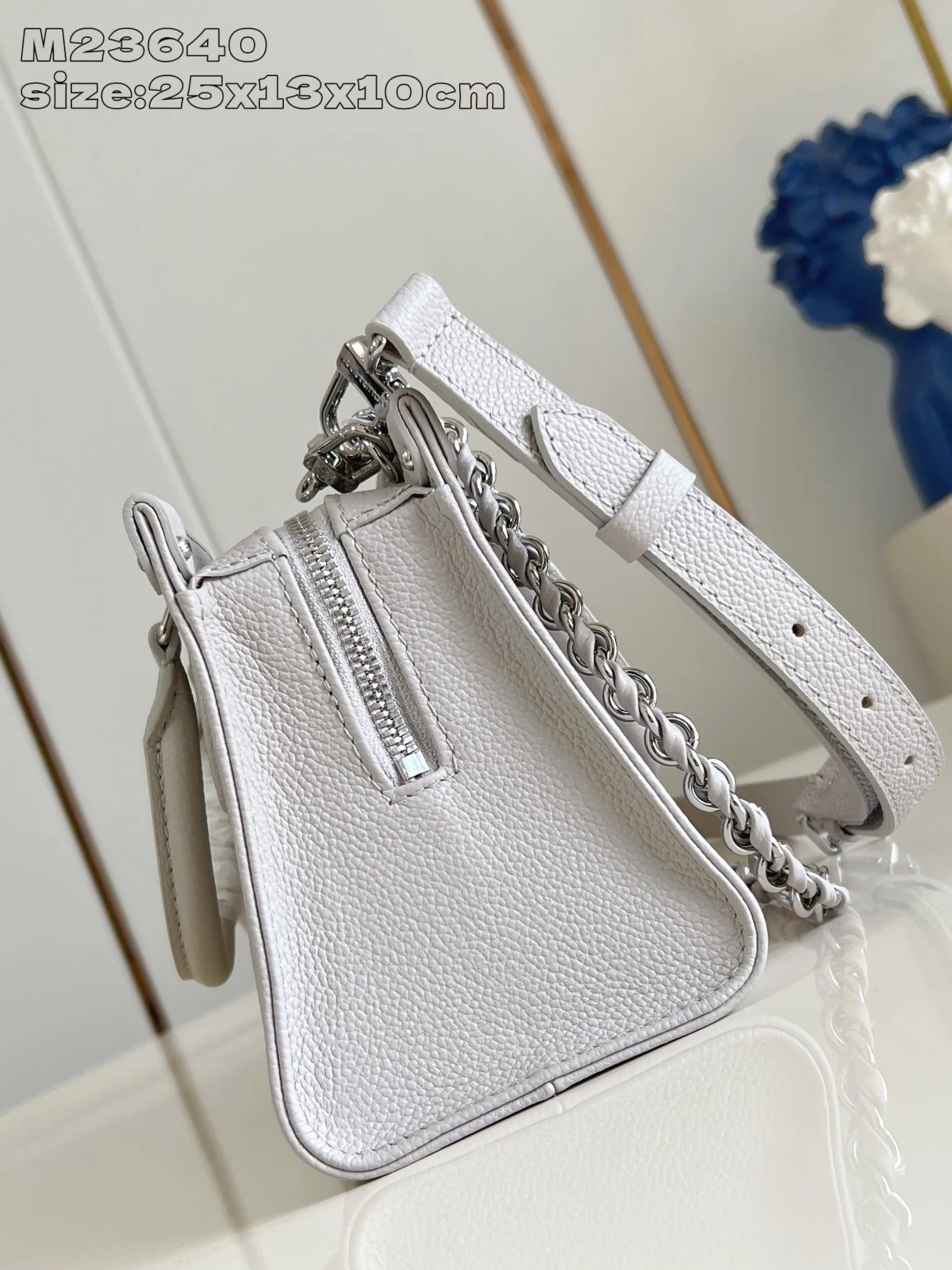 💰1020 (top layer leather) top original order [Exclusive real shot M23640 taro purple silk screen printing] M14213 This OnTheGo East West handbag is from the LV Milky Way series. It renders the iconic Monogram Empreinte leather in seasonal colors, complementing the shiny metal parts and detachable braided chain. The inner and outer compartments can store daily necessities in an orderly manner, and the compact size makes it easy to carry in a variety of ways. 13 x 10 x 25 cm (height x width x length)