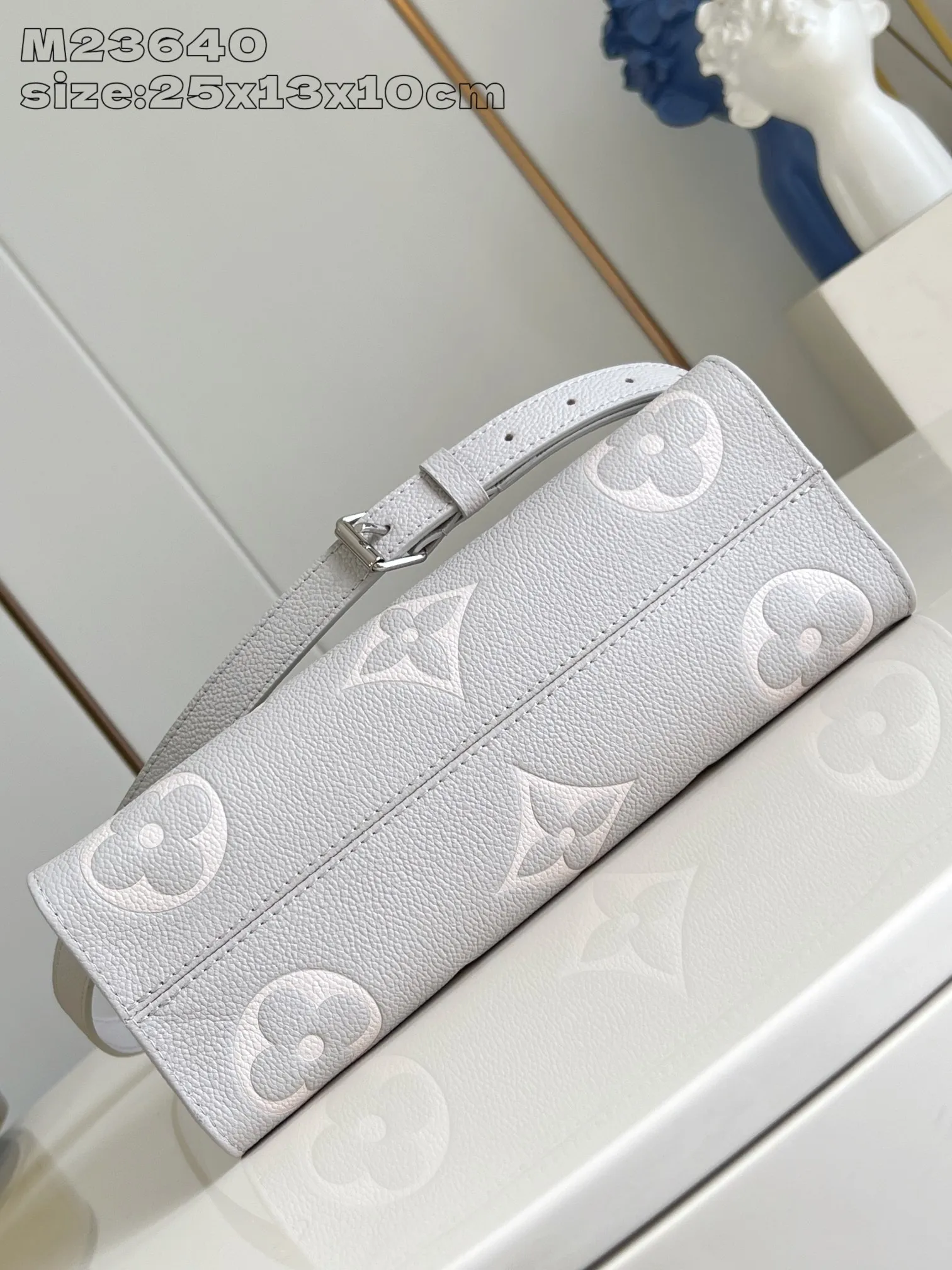 💰1020 (top layer leather) top original order [Exclusive real shot M23640 taro purple silk screen printing] M14213 This OnTheGo East West handbag is from the LV Milky Way series. It renders the iconic Monogram Empreinte leather in seasonal colors, complementing the shiny metal parts and detachable braided chain. The inner and outer compartments can store daily necessities in an orderly manner, and the compact size makes it easy to carry in a variety of ways. 13 x 10 x 25 cm (height x width x length)