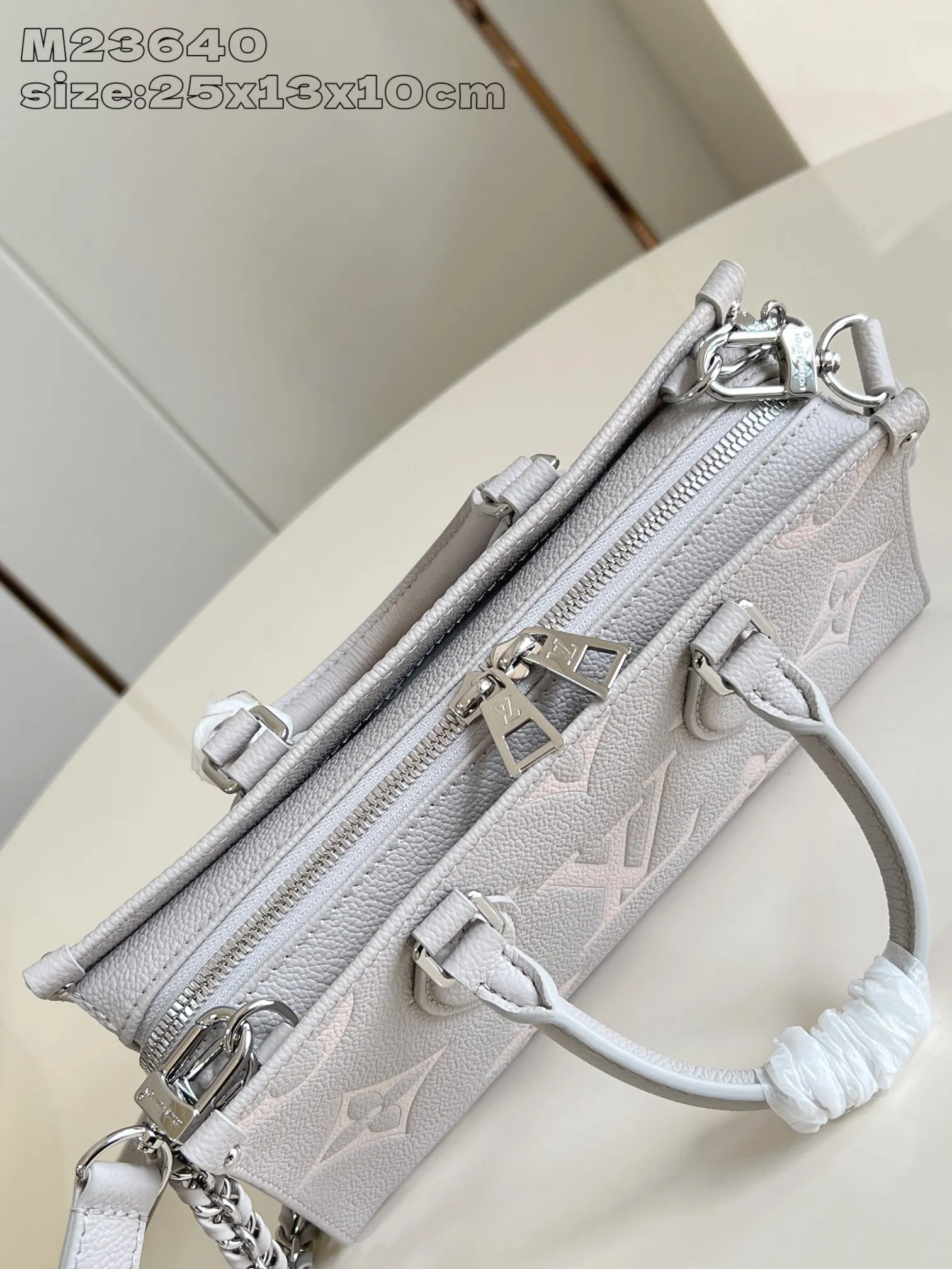 💰1020 (top layer leather) top original order [Exclusive real shot M23640 taro purple silk screen printing] M14213 This OnTheGo East West handbag is from the LV Milky Way series. It renders the iconic Monogram Empreinte leather in seasonal colors, complementing the shiny metal parts and detachable braided chain. The inner and outer compartments can store daily necessities in an orderly manner, and the compact size makes it easy to carry in a variety of ways. 13 x 10 x 25 cm (height x width x length)