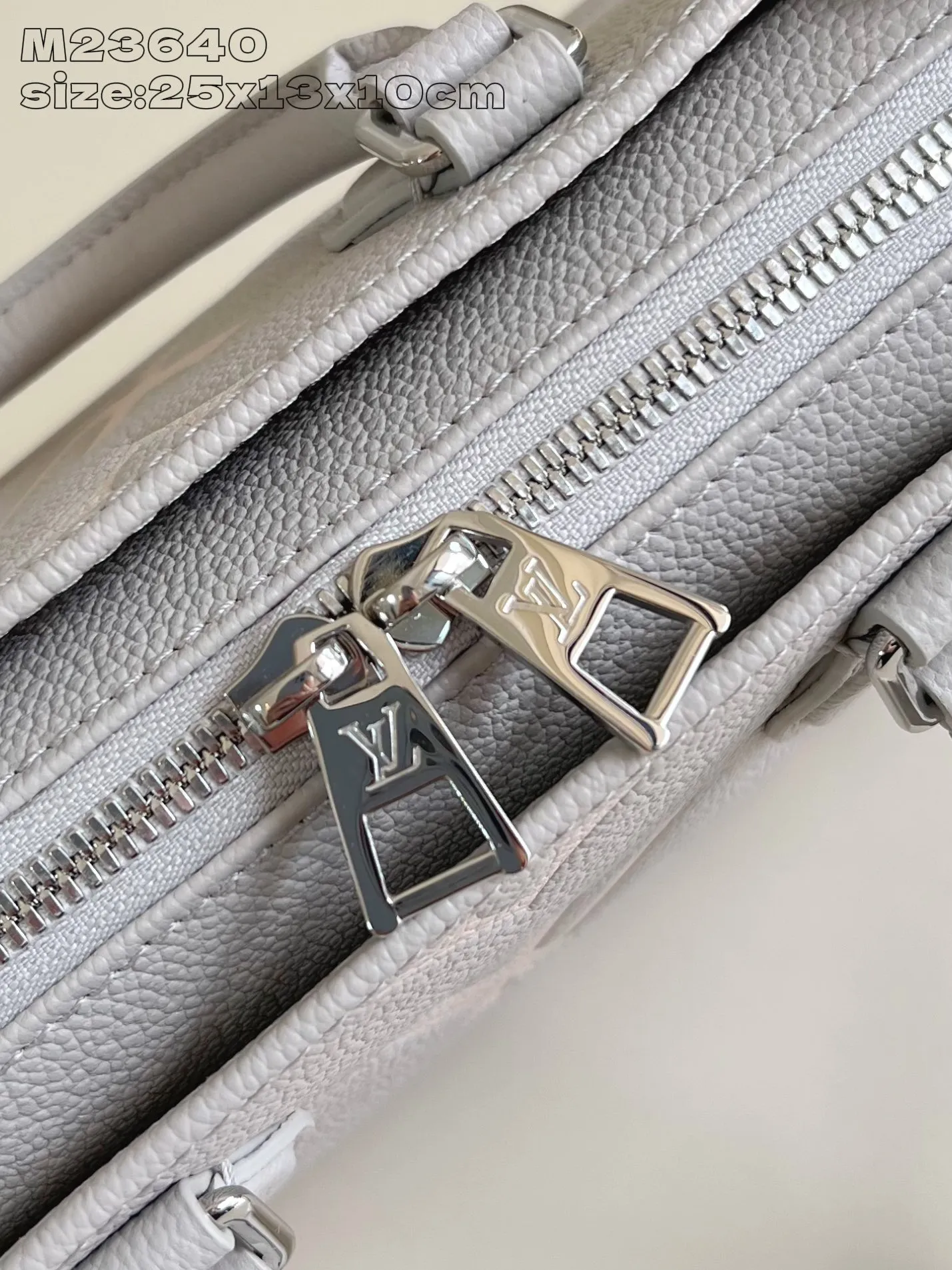 💰1020 (top layer leather) top original order [Exclusive real shot M23640 taro purple silk screen printing] M14213 This OnTheGo East West handbag is from the LV Milky Way series. It renders the iconic Monogram Empreinte leather in seasonal colors, complementing the shiny metal parts and detachable braided chain. The inner and outer compartments can store daily necessities in an orderly manner, and the compact size makes it easy to carry in a variety of ways. 13 x 10 x 25 cm (height x width x length)
