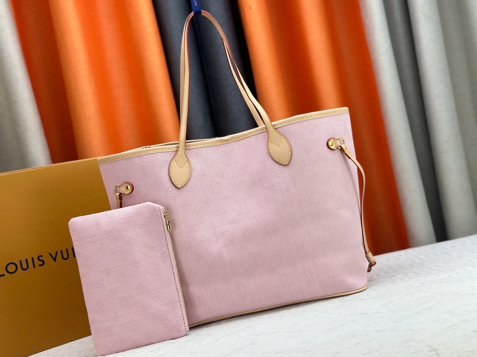 P260 Upgraded original M13758 M14210 M45686 M46649 M58907 M46329 M21579 M45685 M46676 M40995 This Neverfull medium handbag uses embossing and printing processes to depict the Monogram pattern on the cow leather. Tighten the side straps and the tote instantly transforms into an elegant urban handbag; the long handle makes it easy to carry over the shoulder or elbow. 31.0 x 28.0 x 14.0 cm (length x height x width)