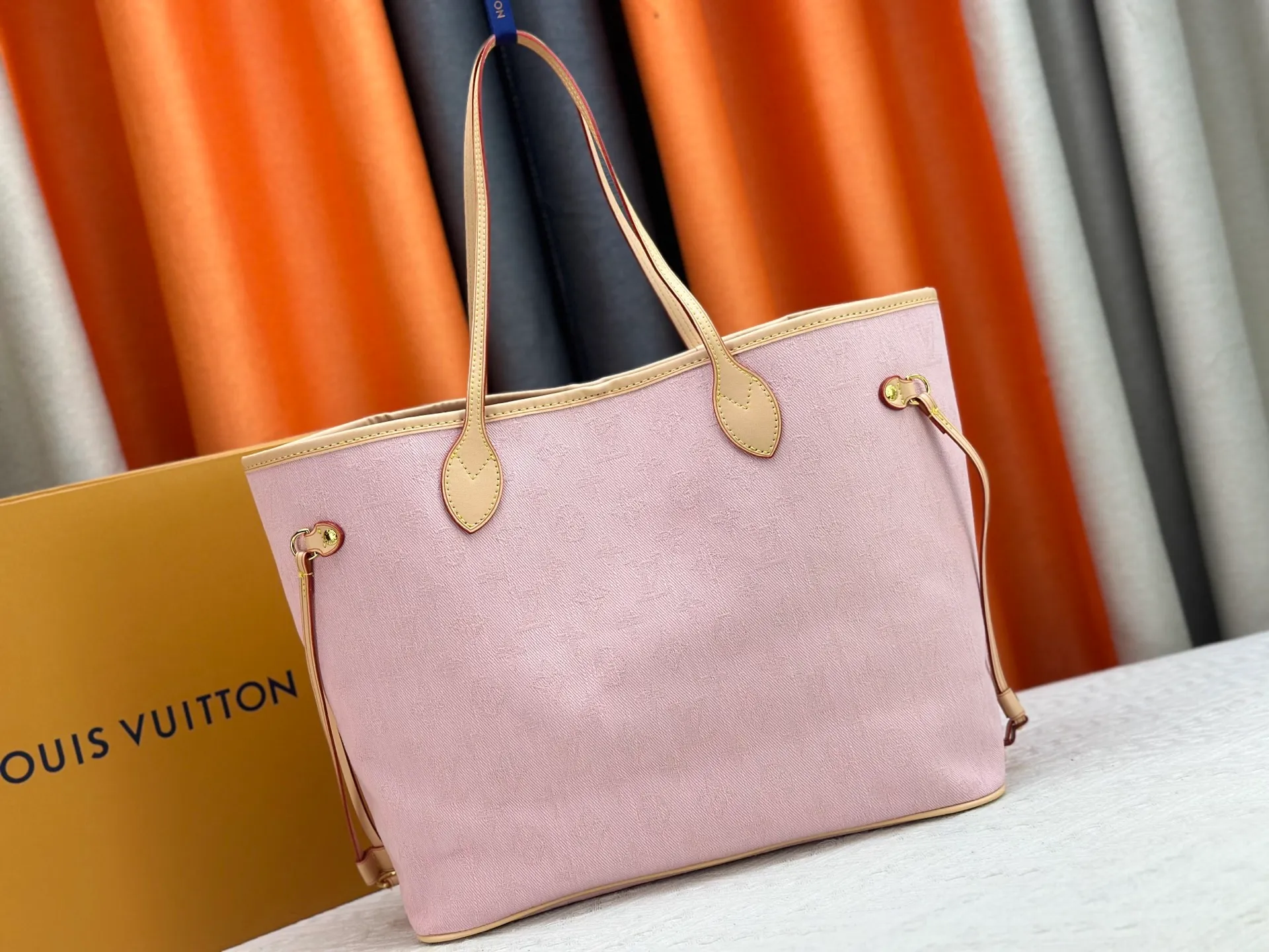 P260 Upgraded original M13758 M14210 M45686 M46649 M58907 M46329 M21579 M45685 M46676 M40995 This Neverfull medium handbag uses embossing and printing processes to depict the Monogram pattern on the cow leather. Tighten the side straps and the tote instantly transforms into an elegant urban handbag; the long handle makes it easy to carry over the shoulder or elbow. 31.0 x 28.0 x 14.0 cm (length x height x width)